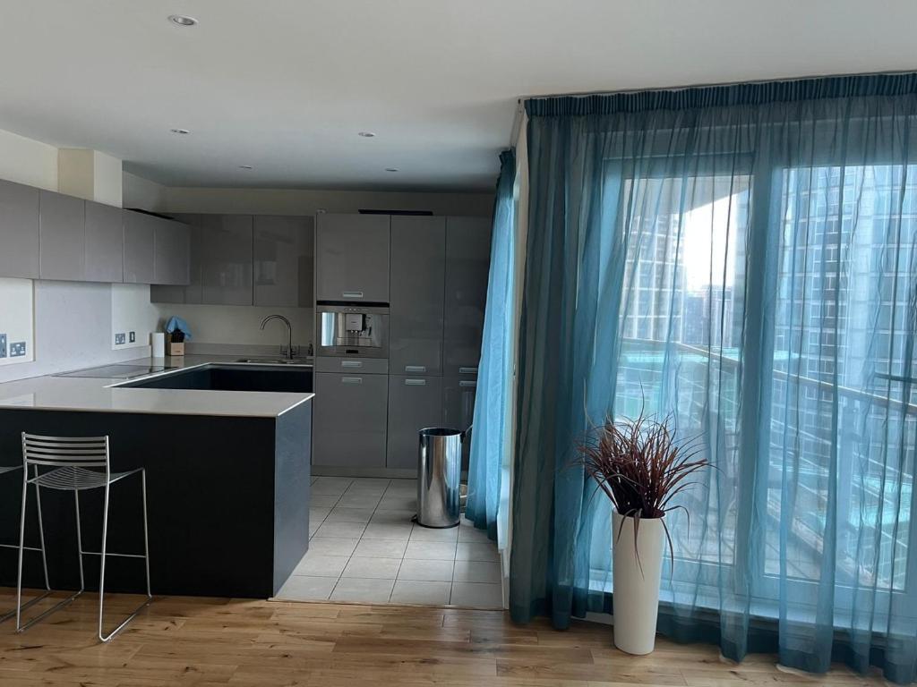 Gorgeous 3 Bedroom Flat In Vauxhall With Views *