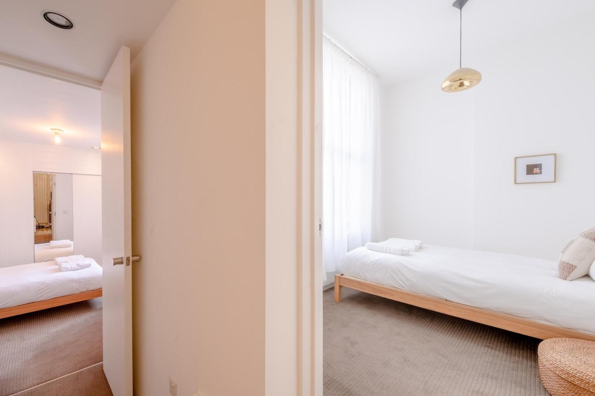 Stylish & Light Victorian 2bd Flat - Holland Park * Londen