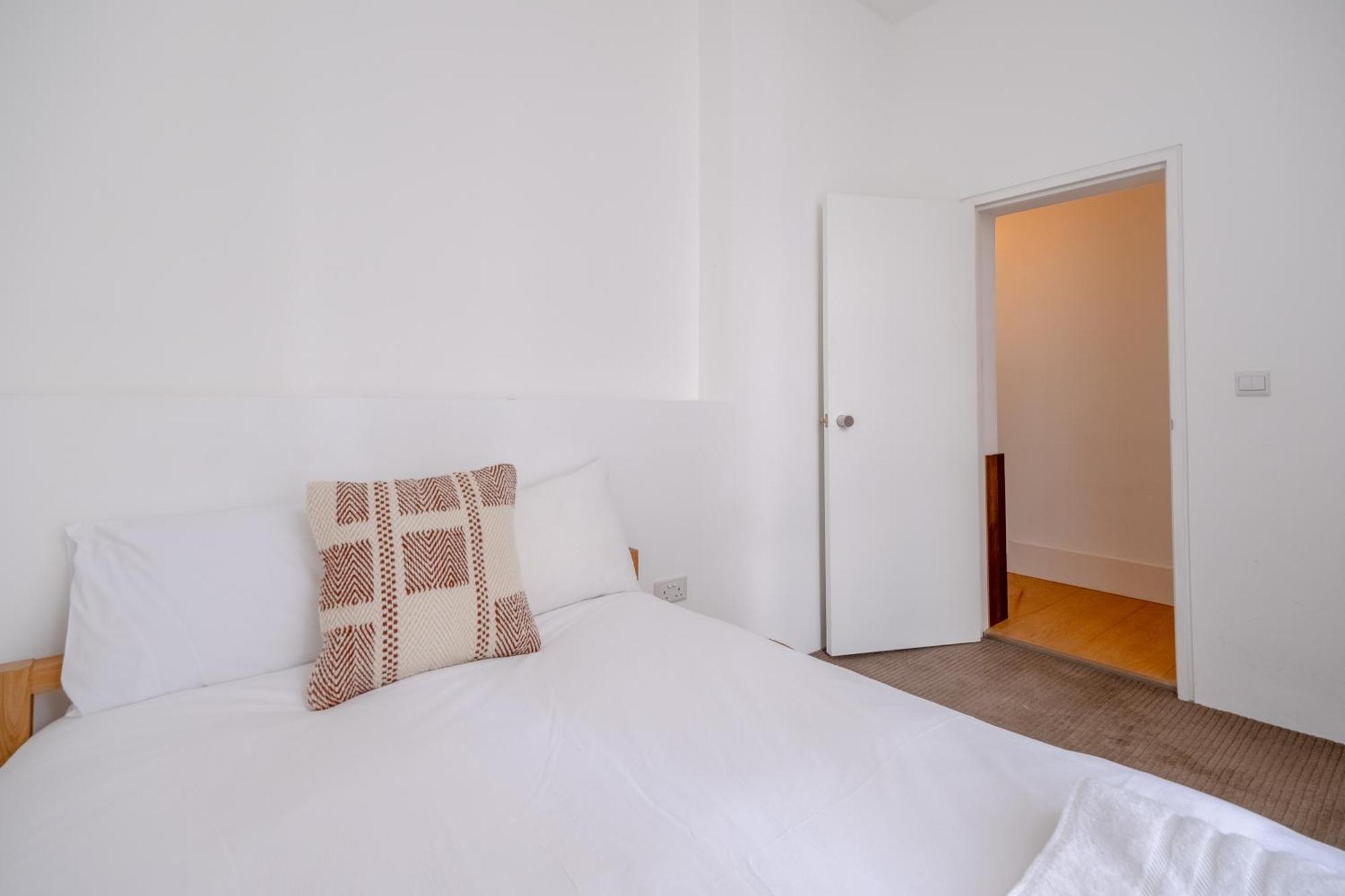 Stylish & Light Victorian 2bd Flat - Holland Park Appartement Londen