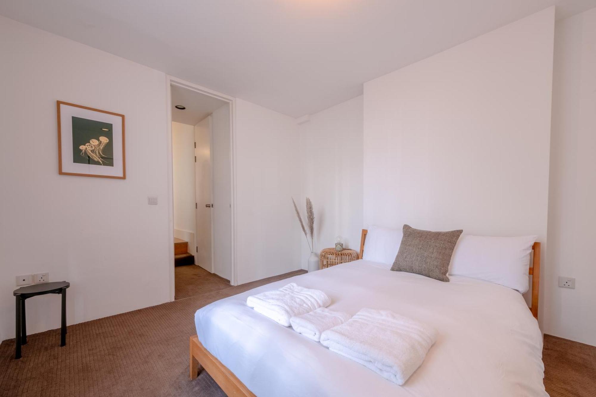 Stylish & Light Victorian 2bd Flat - Holland Park Londen