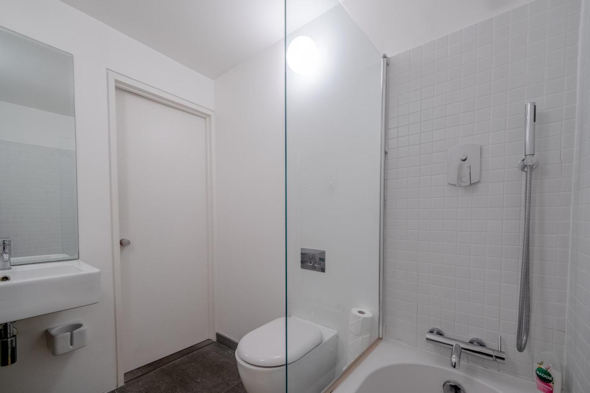 Stylish & Light Victorian 2bd Flat - Holland Park * Londen