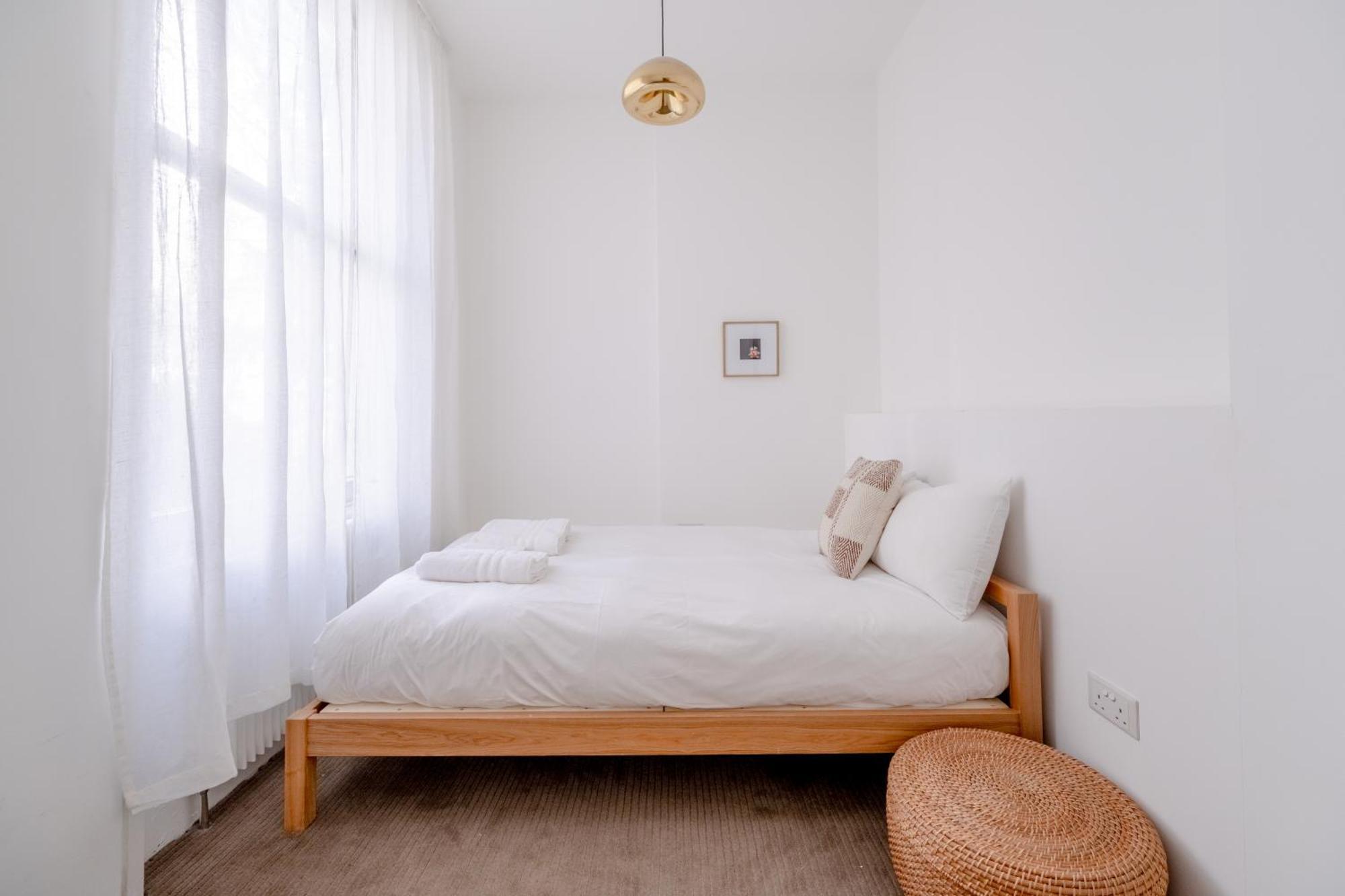 Stylish & Light Victorian 2bd Flat - Holland Park Londen