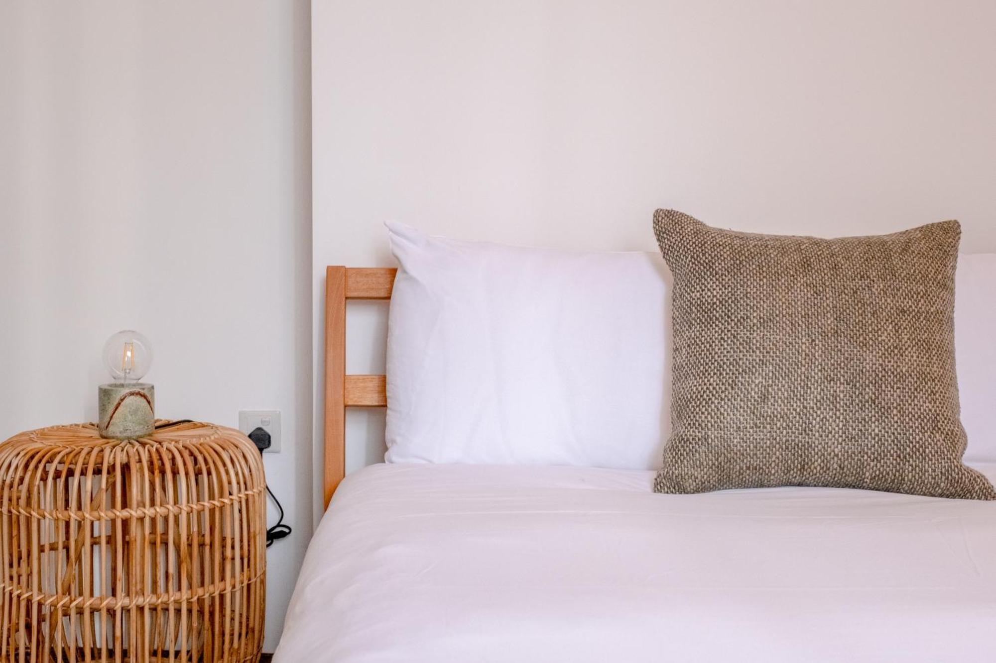 Stylish & Light Victorian 2bd Flat - Holland Park * Londen