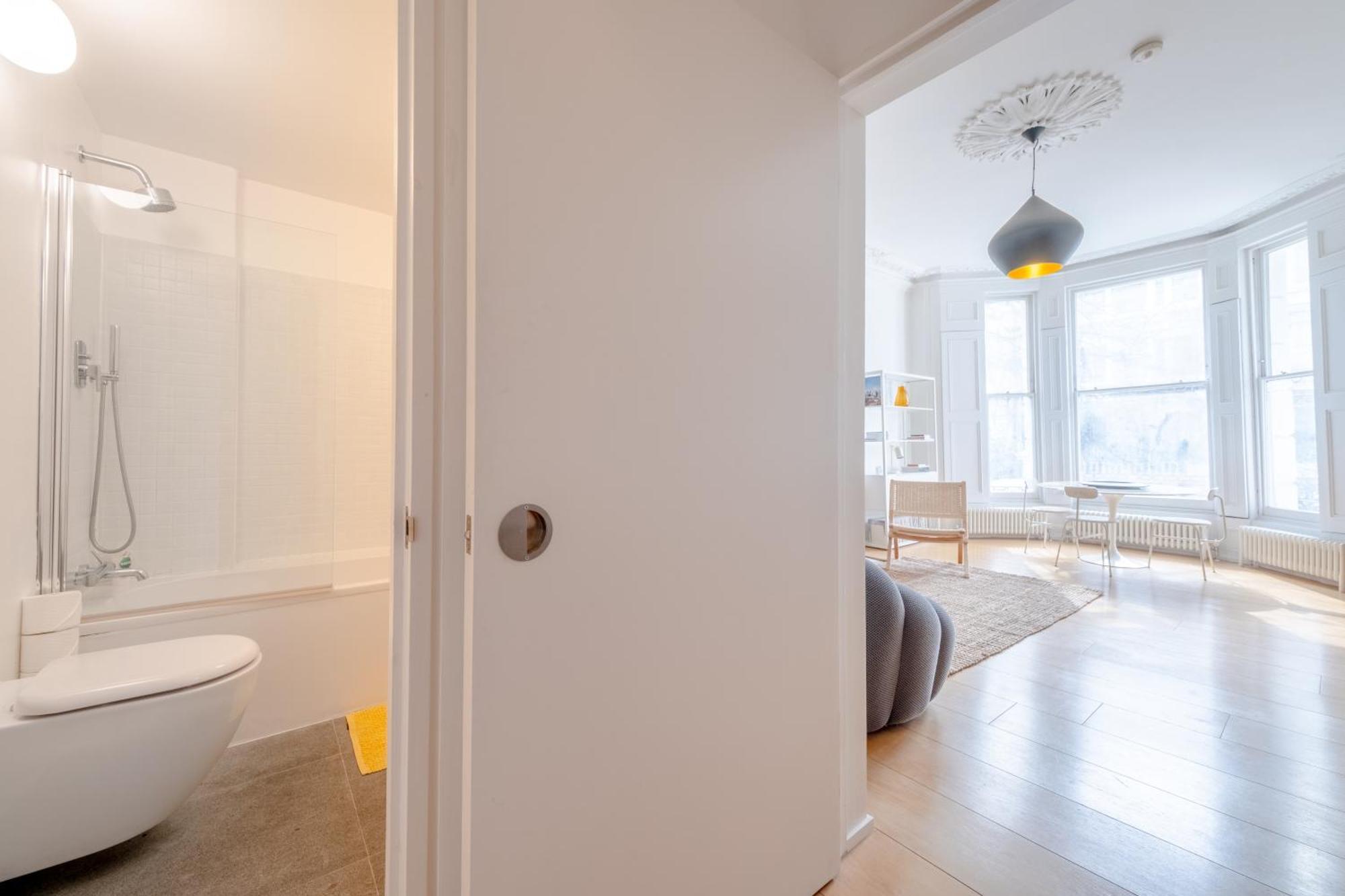 Stylish & Light Victorian 2bd Flat - Holland Park Appartement *
