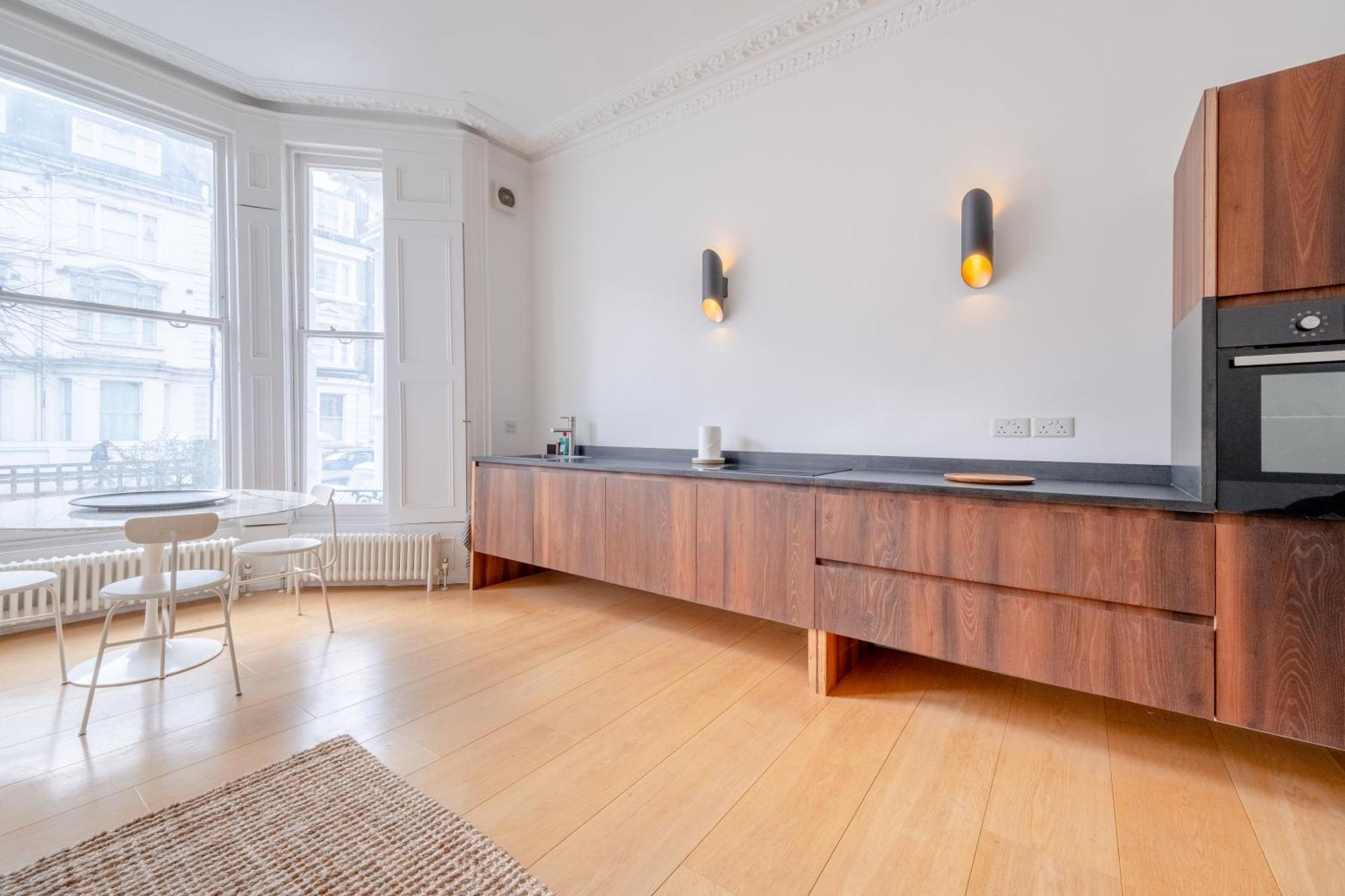 Stylish & Light Victorian 2bd Flat - Holland Park Appartement Londen