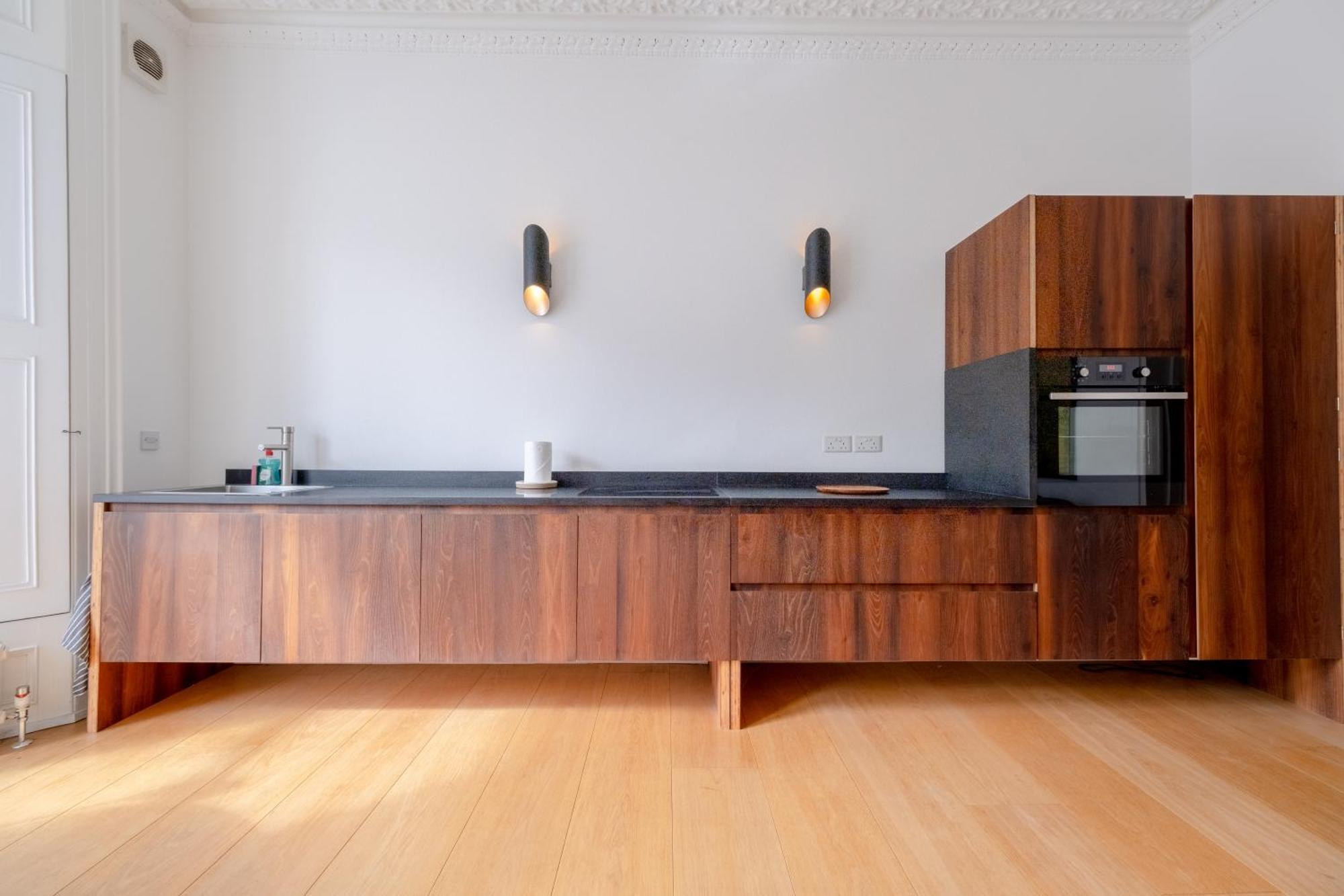 Stylish & Light Victorian 2bd Flat - Holland Park Londen
