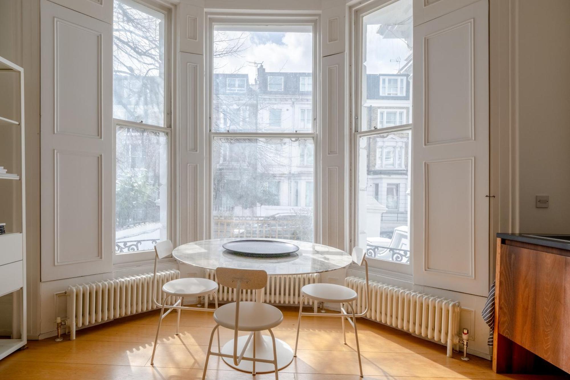 Stylish & Light Victorian 2bd Flat - Holland Park * Londen