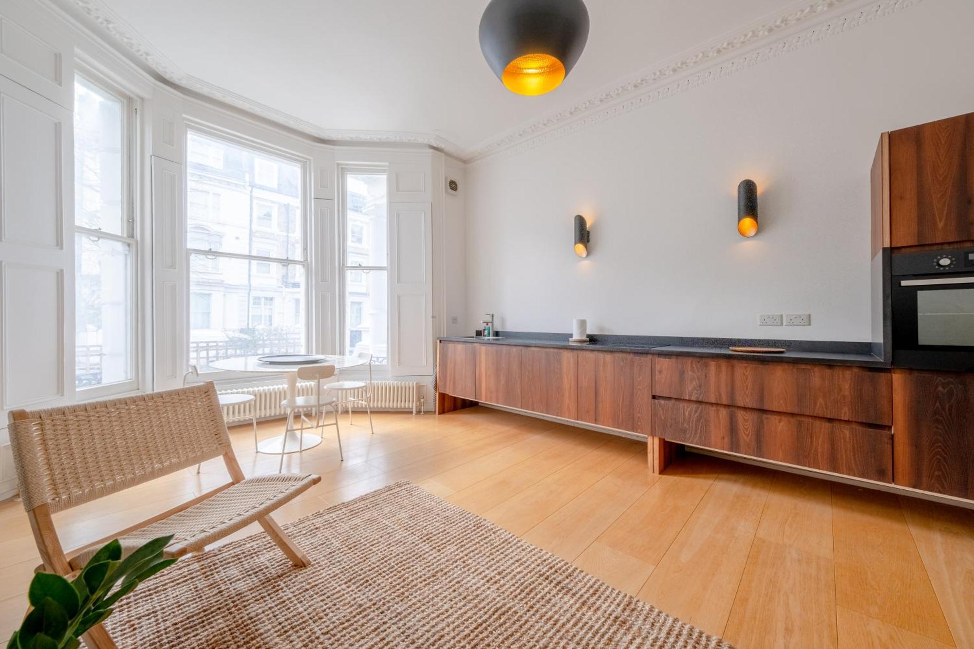 Stylish & Light Victorian 2bd Flat - Holland Park Londen