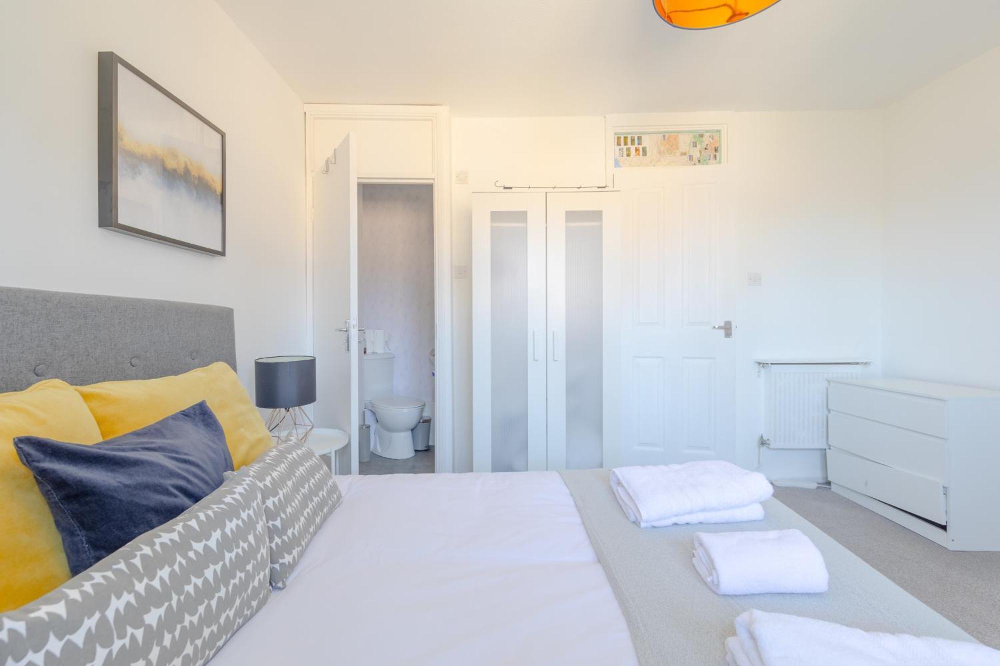 Lovely 4 Bedroom House With Garden Near Waterloo