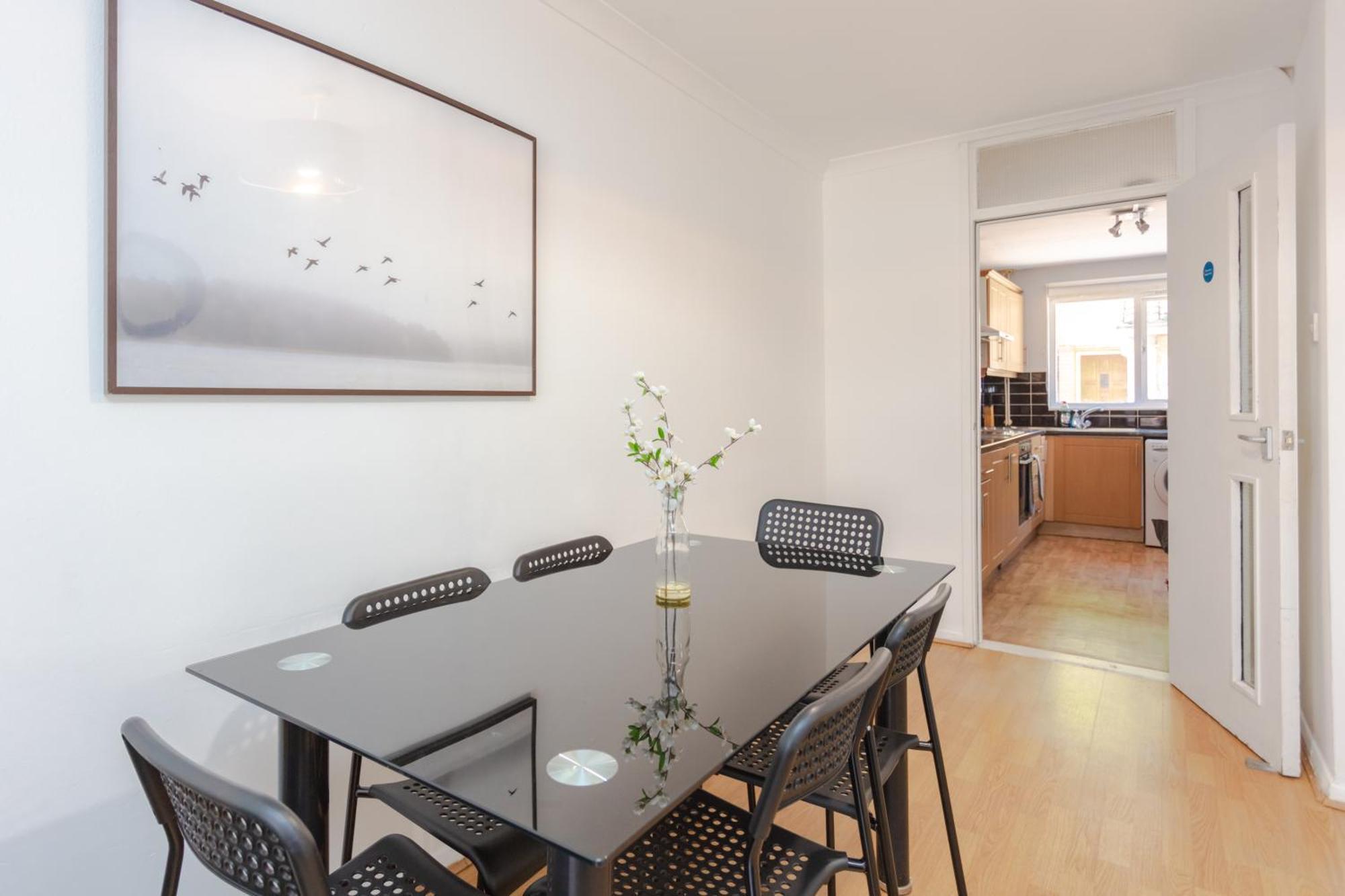 Lovely 4 Bedroom House With Garden Near Waterloo Apartment