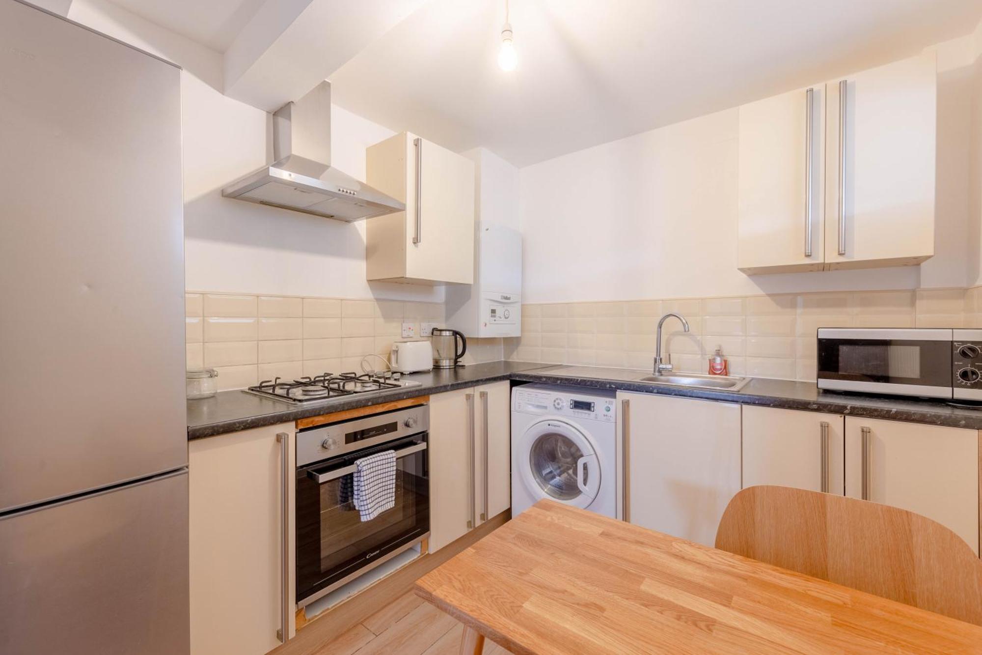 2bd East Sleeps 7! * London