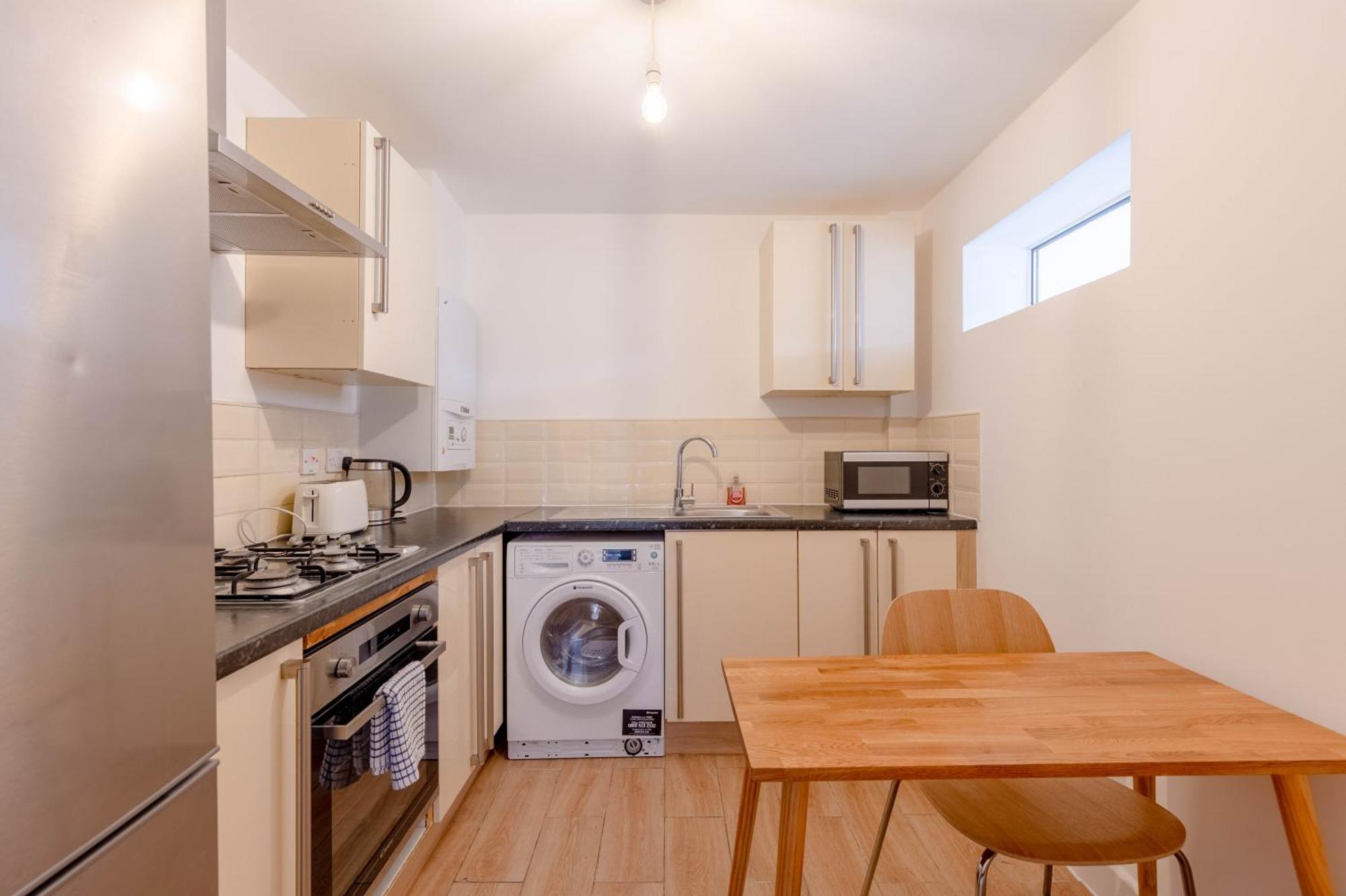 Apartment 2bd East Sleeps 7!