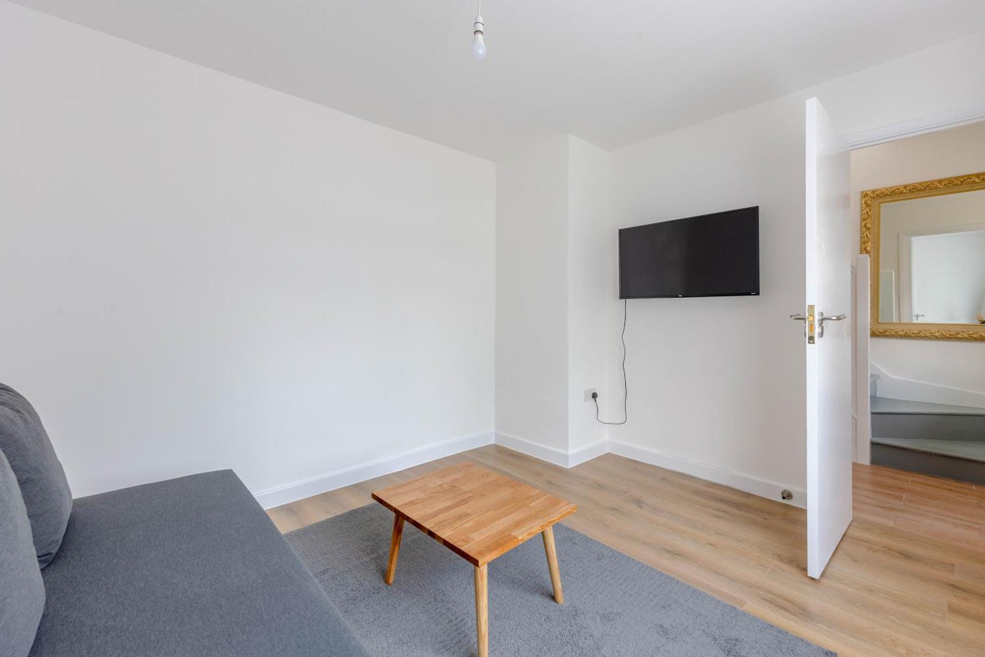2bd East Sleeps 7! Apartment