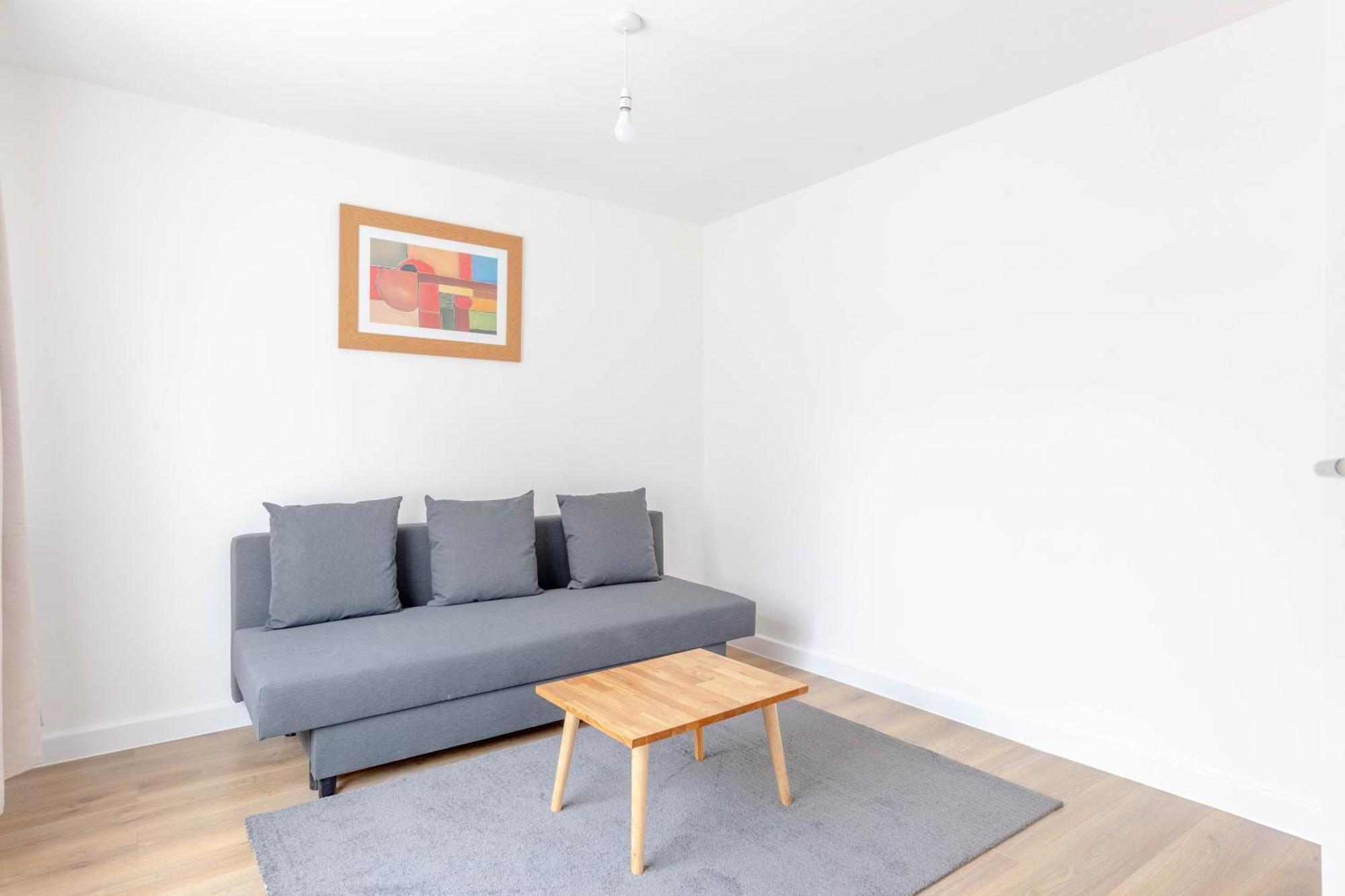 Apartment 2bd East Sleeps 7!