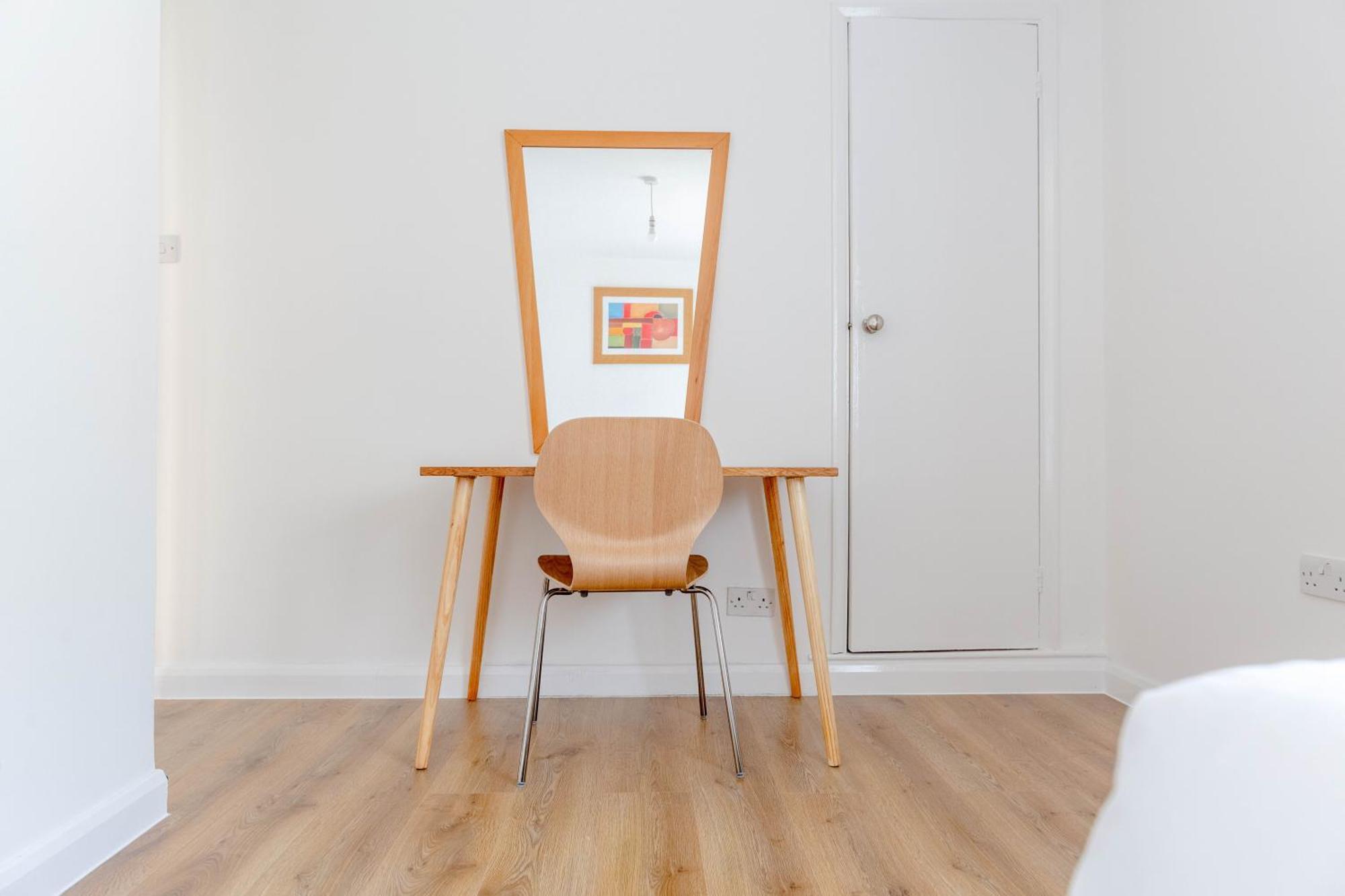 2bd East Sleeps 7! London