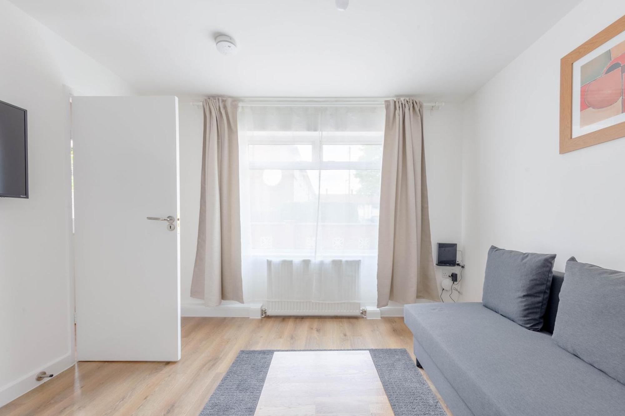 2bd East Sleeps 7!