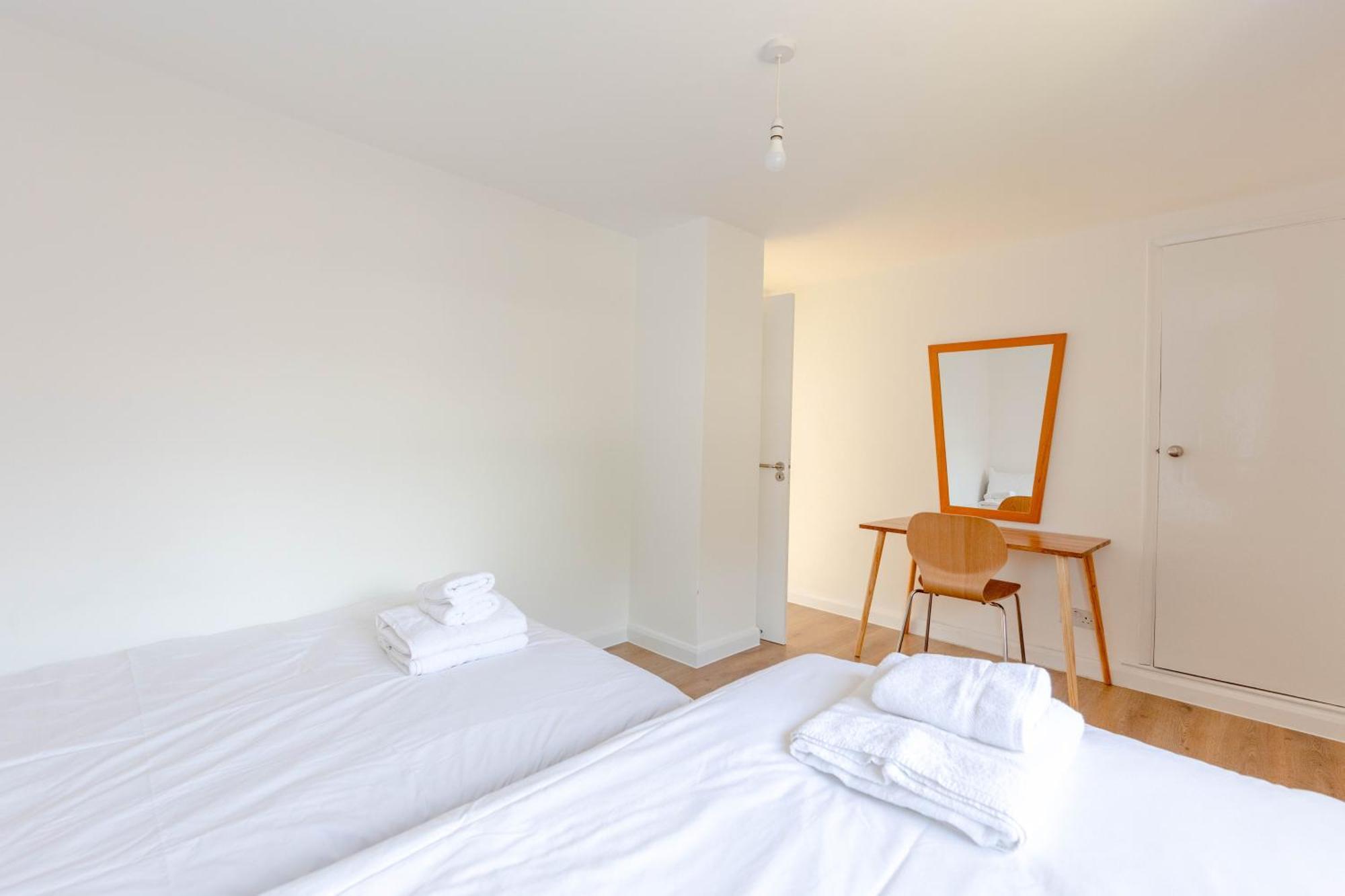 Apartment 2bd East Sleeps 7!