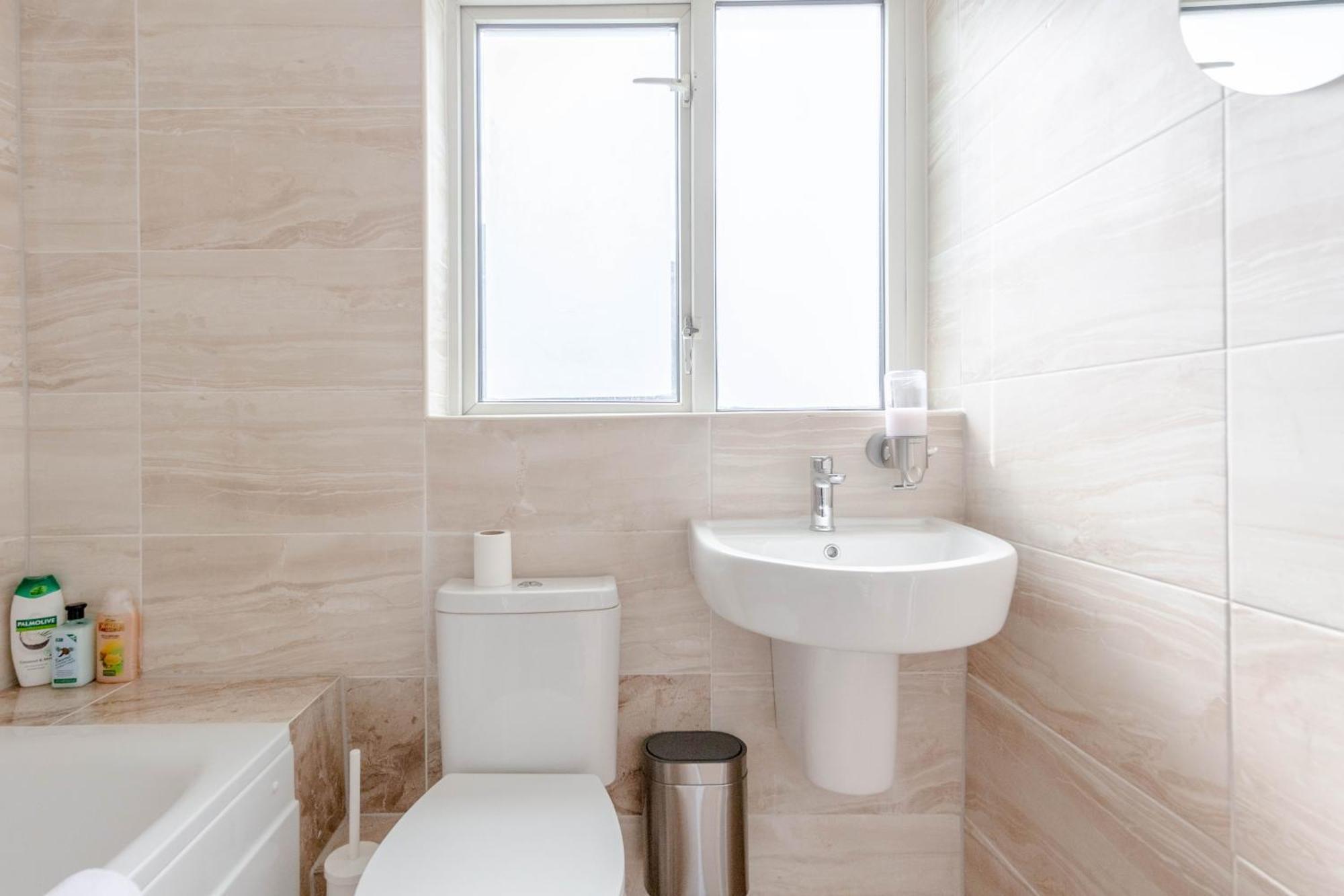 Apartment 2bd East Sleeps 7! *