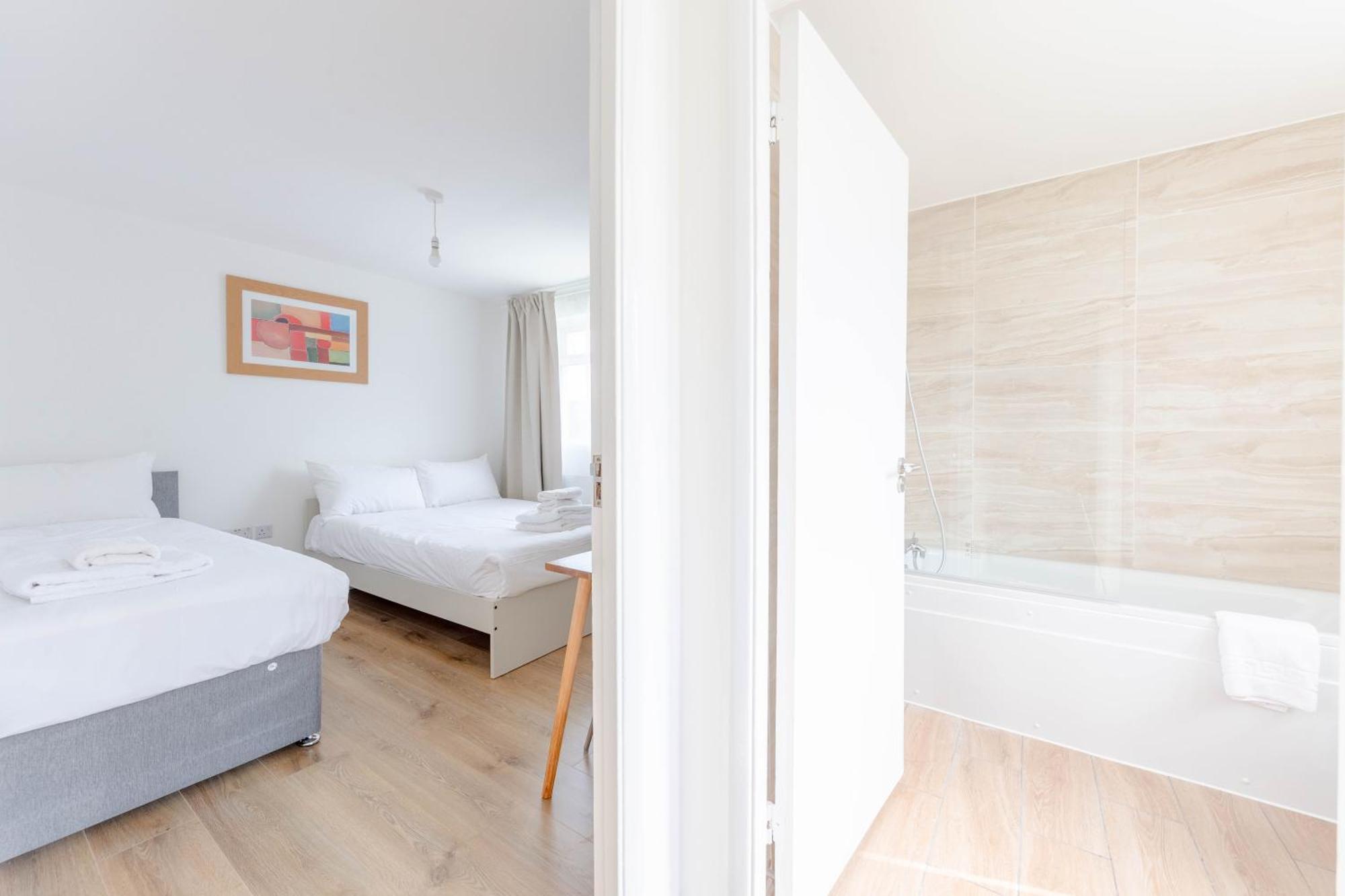 2bd East Sleeps 7! * London