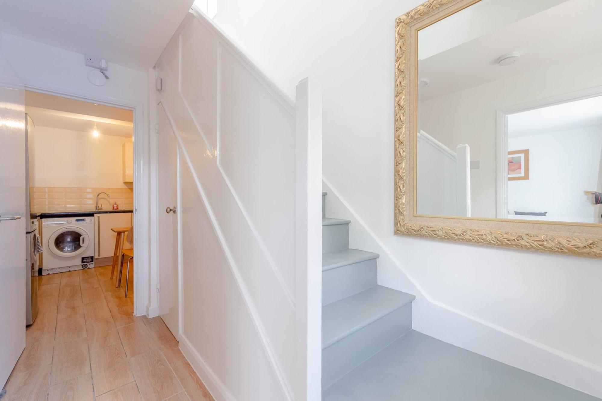 Apartment 2bd East Sleeps 7!
