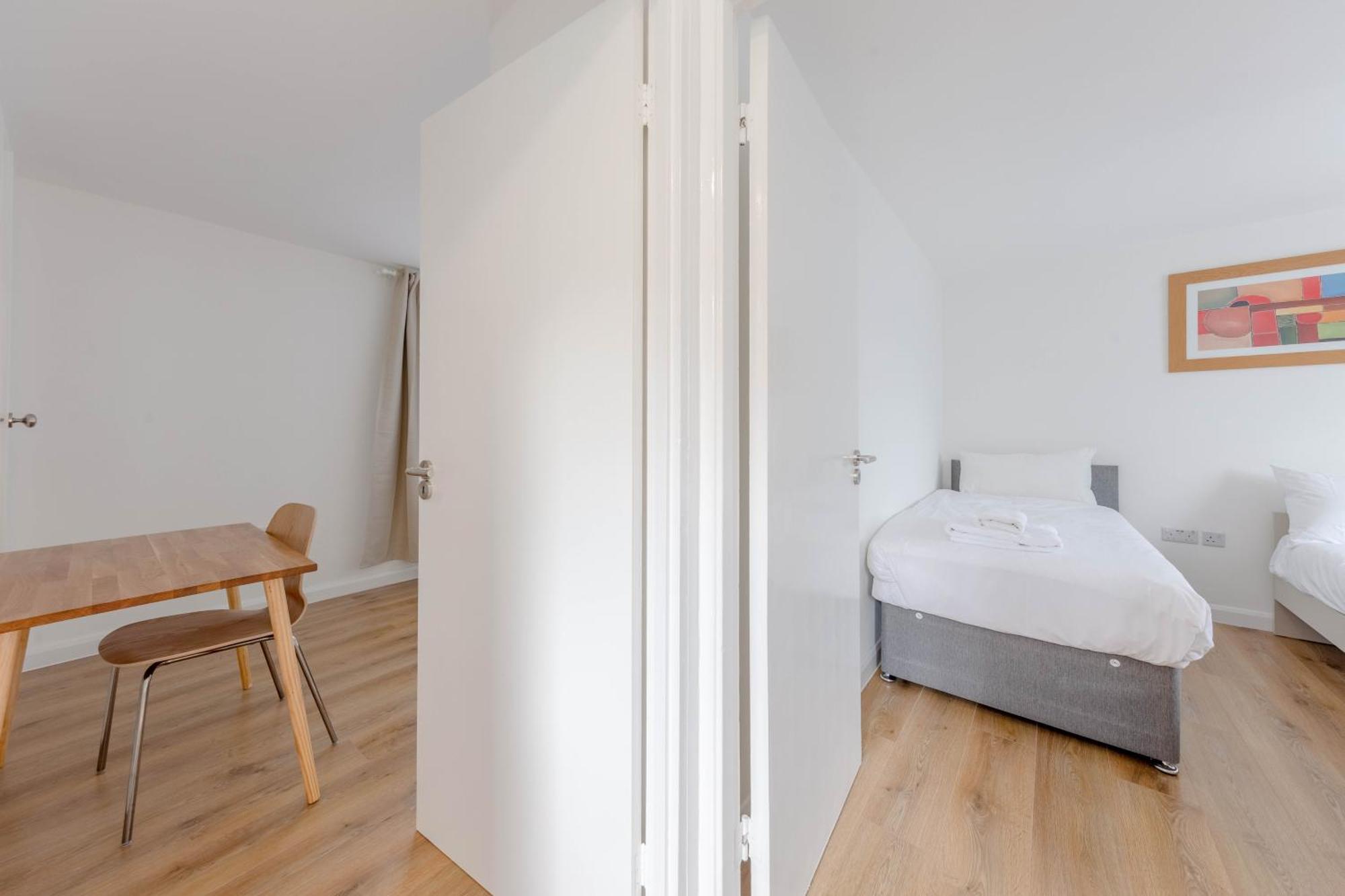 2bd East Sleeps 7!