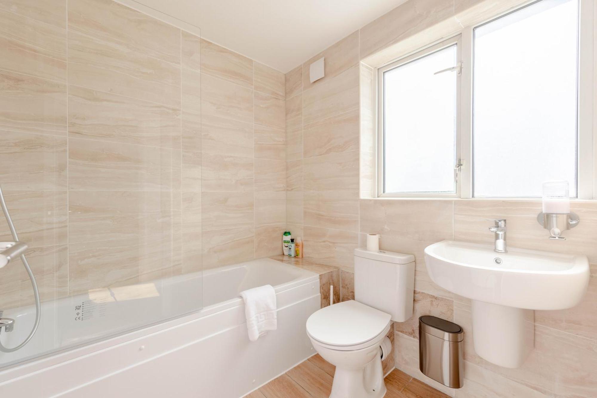 Apartment 2bd East Sleeps 7!