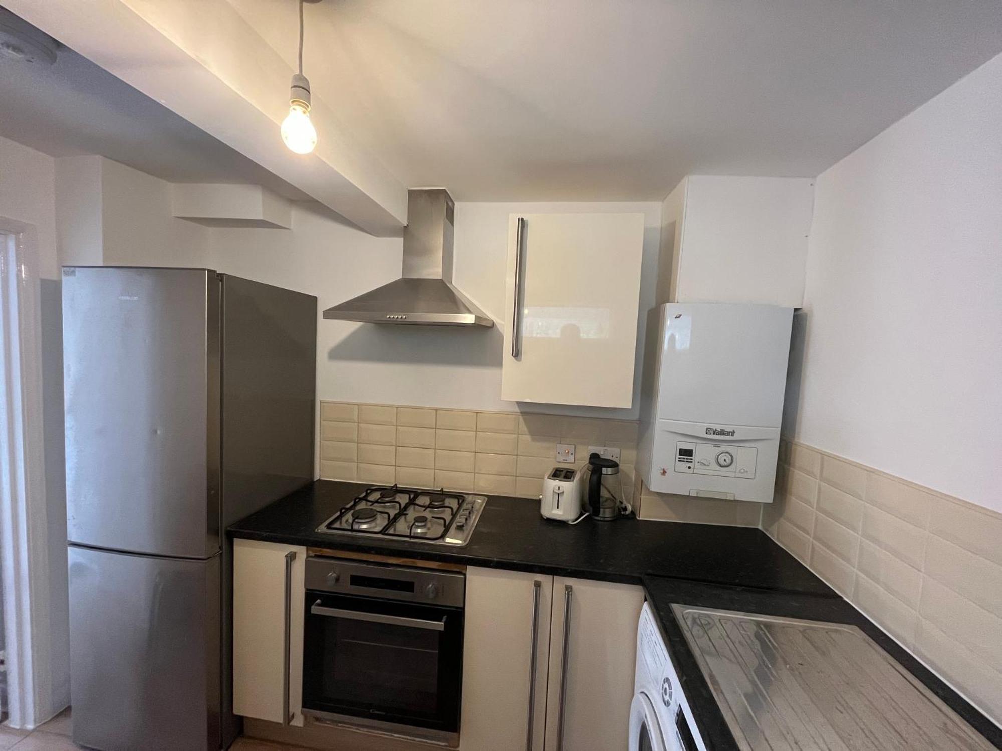 Apartment 2bd East Sleeps 7! London