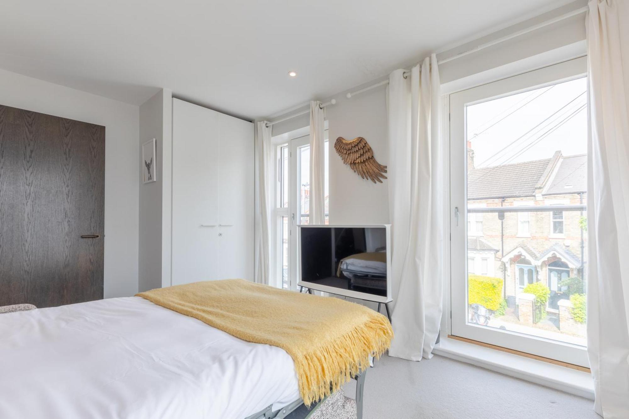 Sleek & Spacious 2bd Flat - Clapham * London
