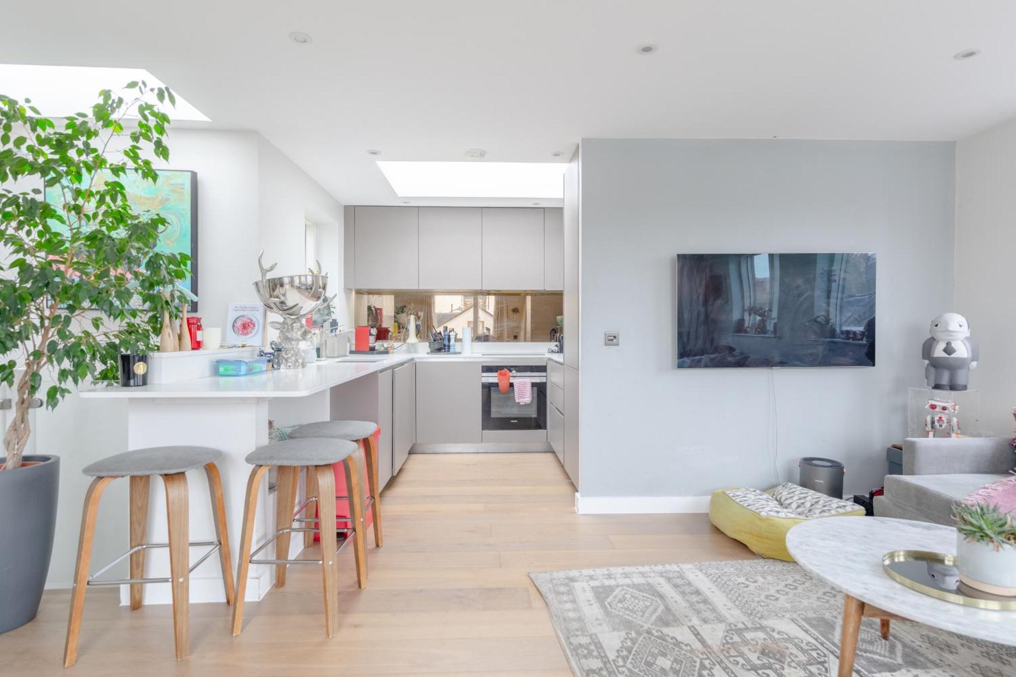 Sleek & Spacious 2bd Flat - Clapham * London