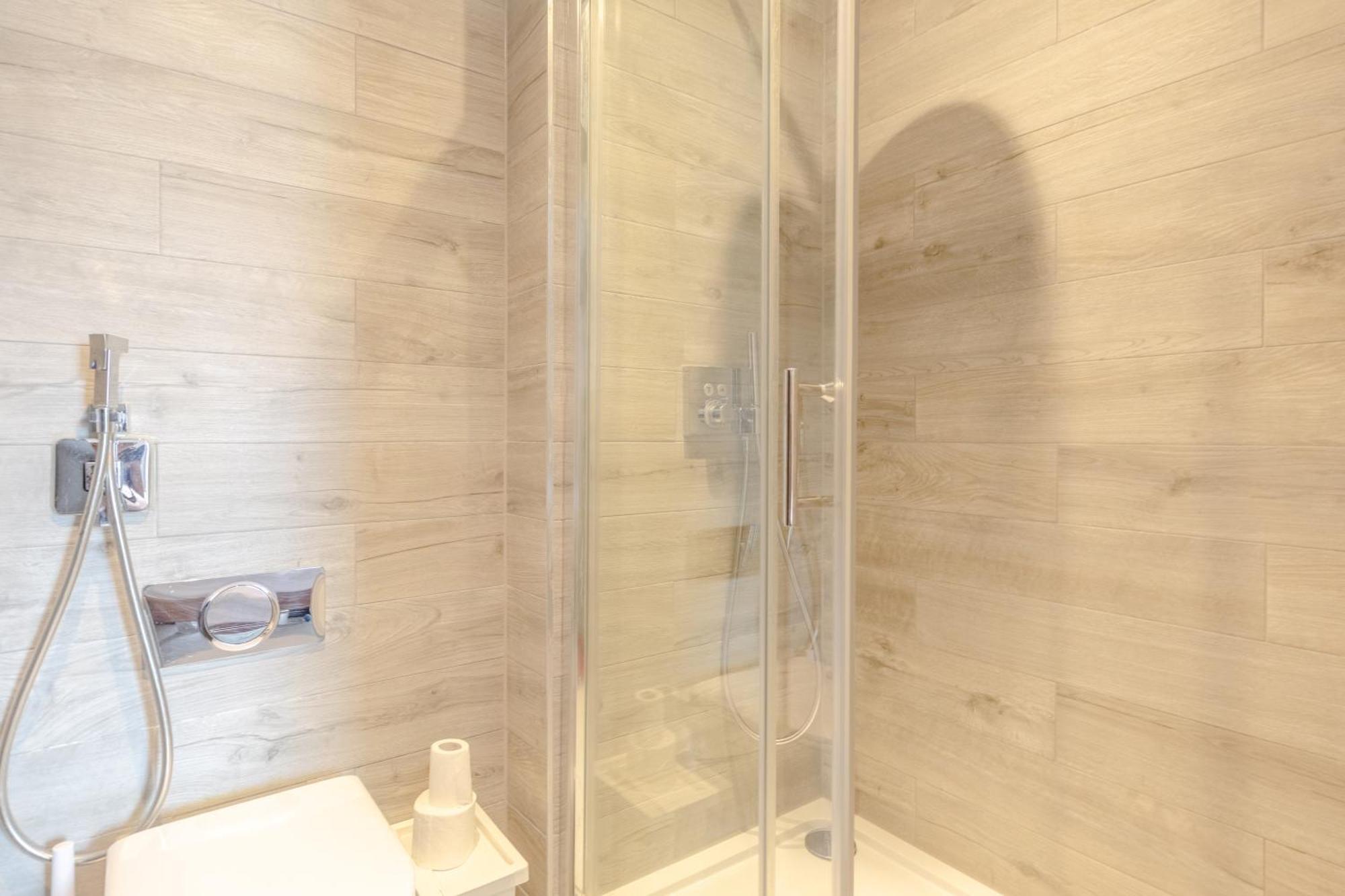 Sleek & Spacious 2bd Flat - Clapham