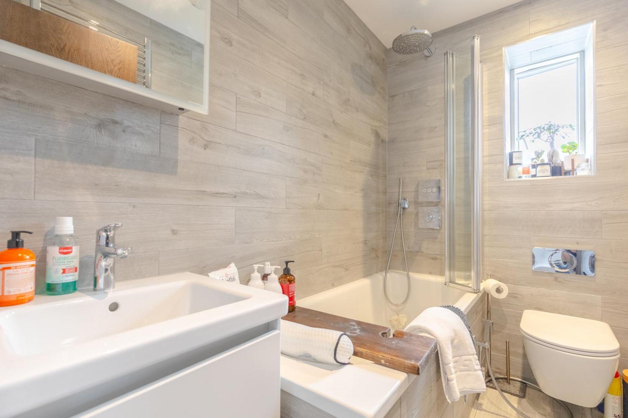 Sleek & Spacious 2bd Flat - Clapham London