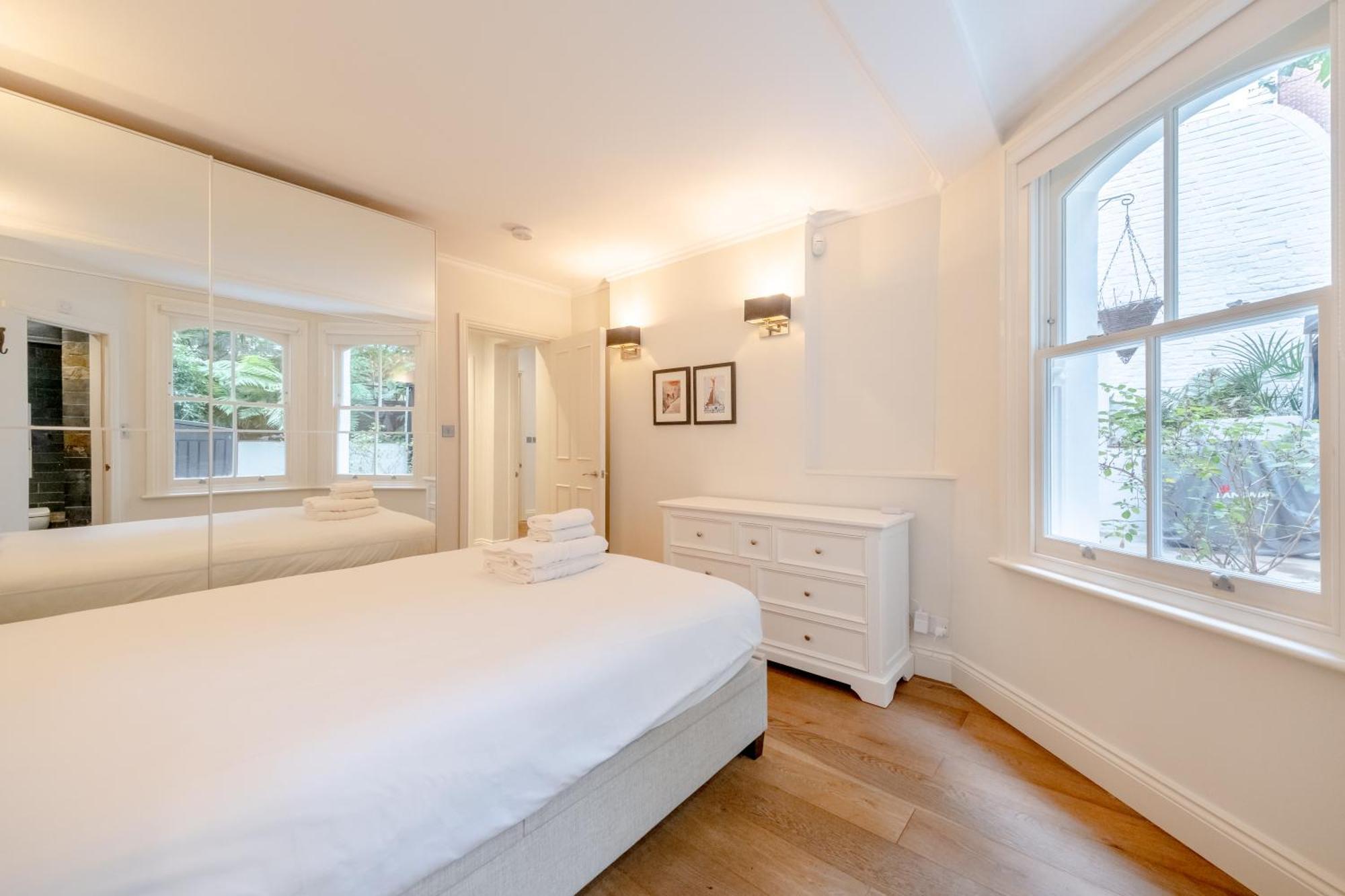 Apartment Gorgeous 2bd Flat With Patio - South Kensington! London