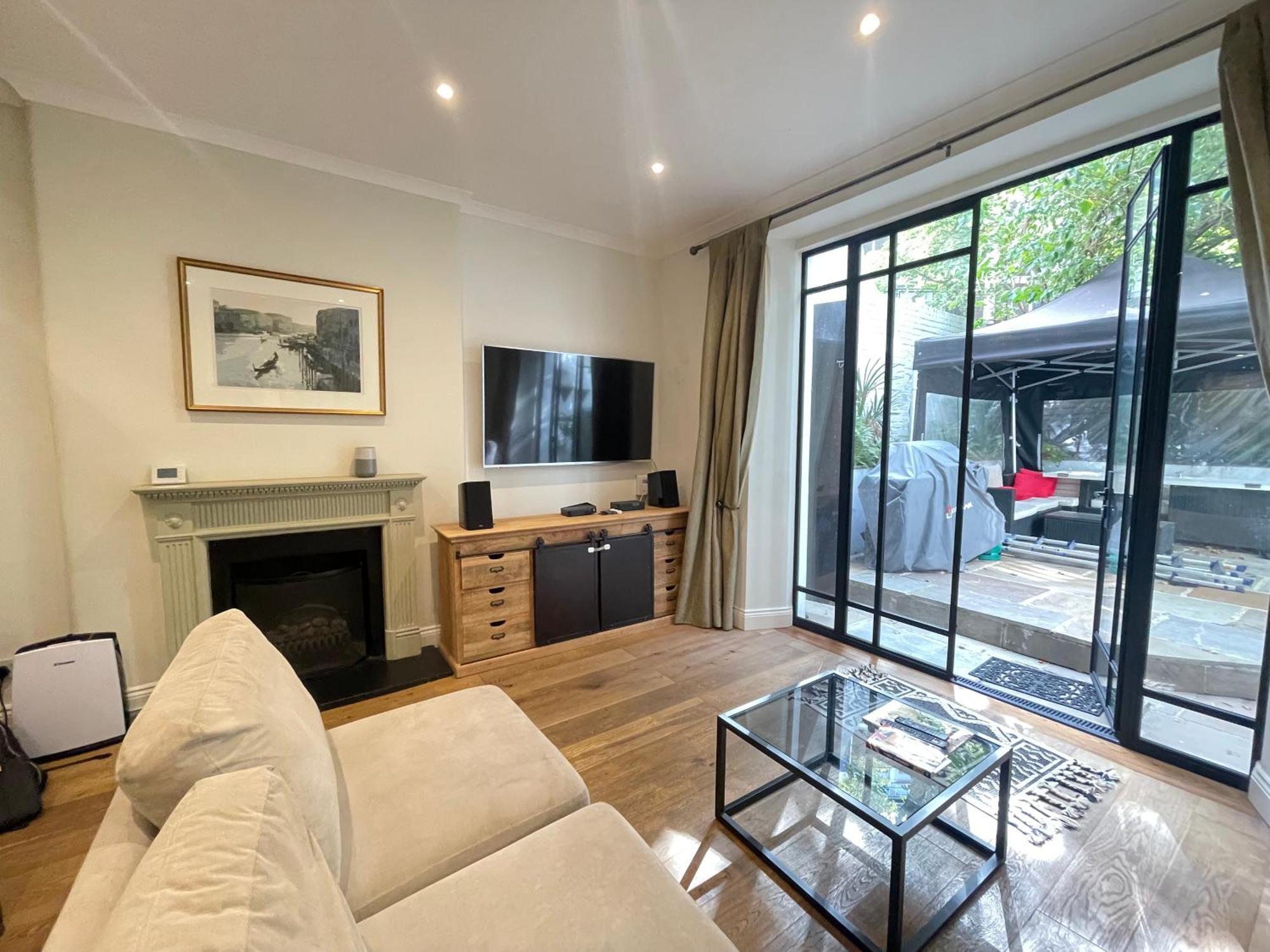 Gorgeous 2bd Flat With Patio - South Kensington! Appartement