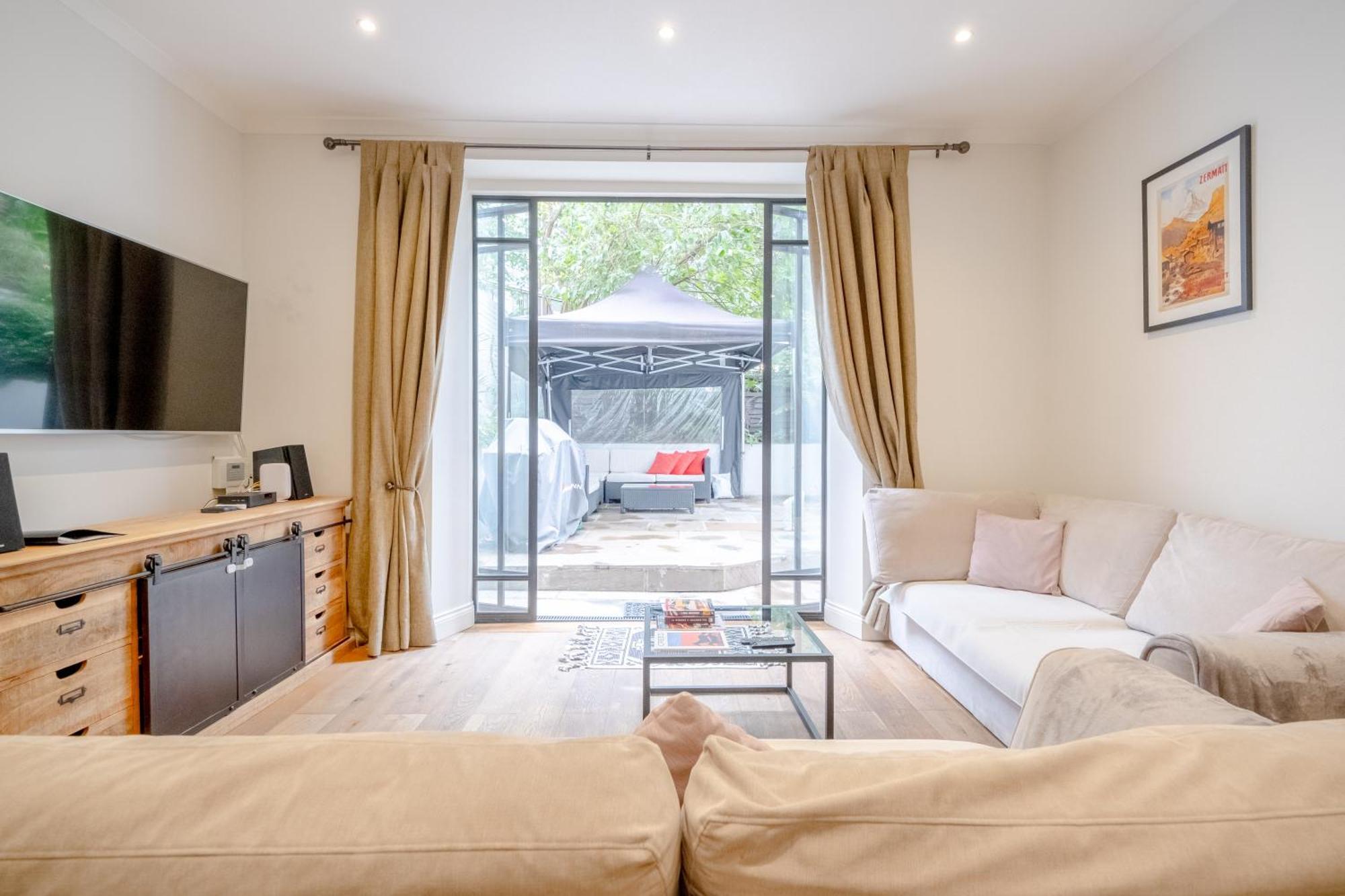 Gorgeous 2bd Flat With Patio - South Kensington! Appartement Londen