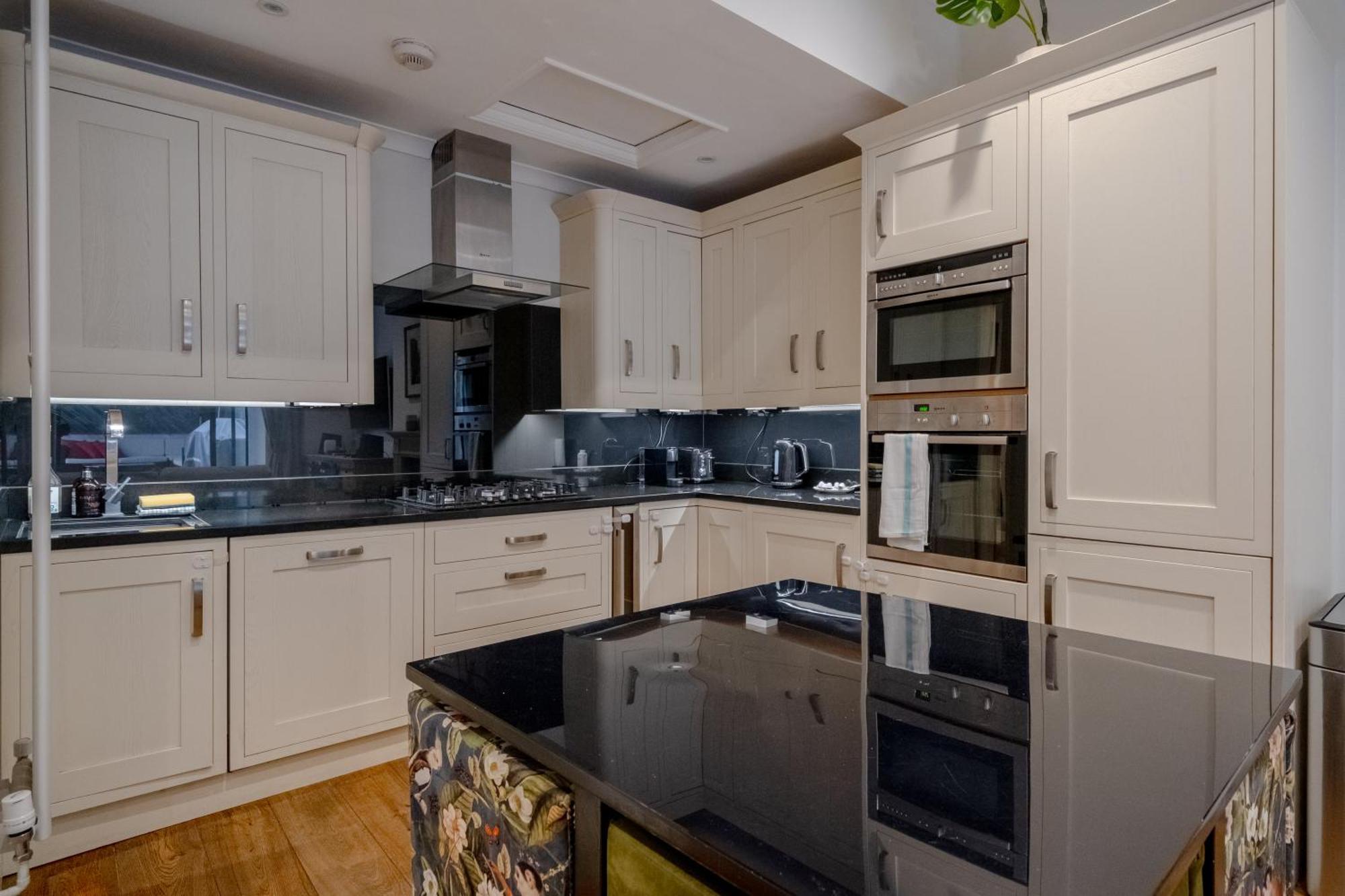 Gorgeous 2bd Flat With Patio - South Kensington! * Londen