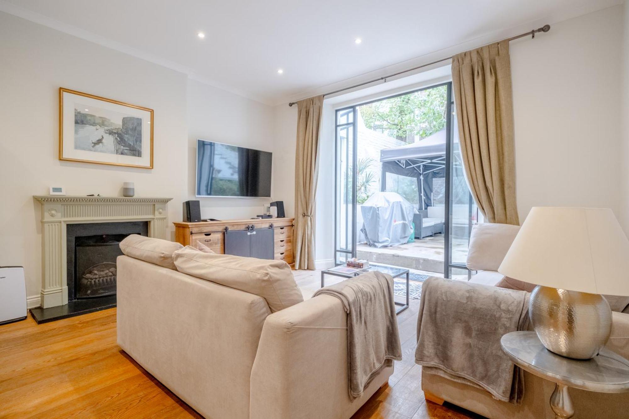Gorgeous 2bd Flat With Patio - South Kensington! Apartment London