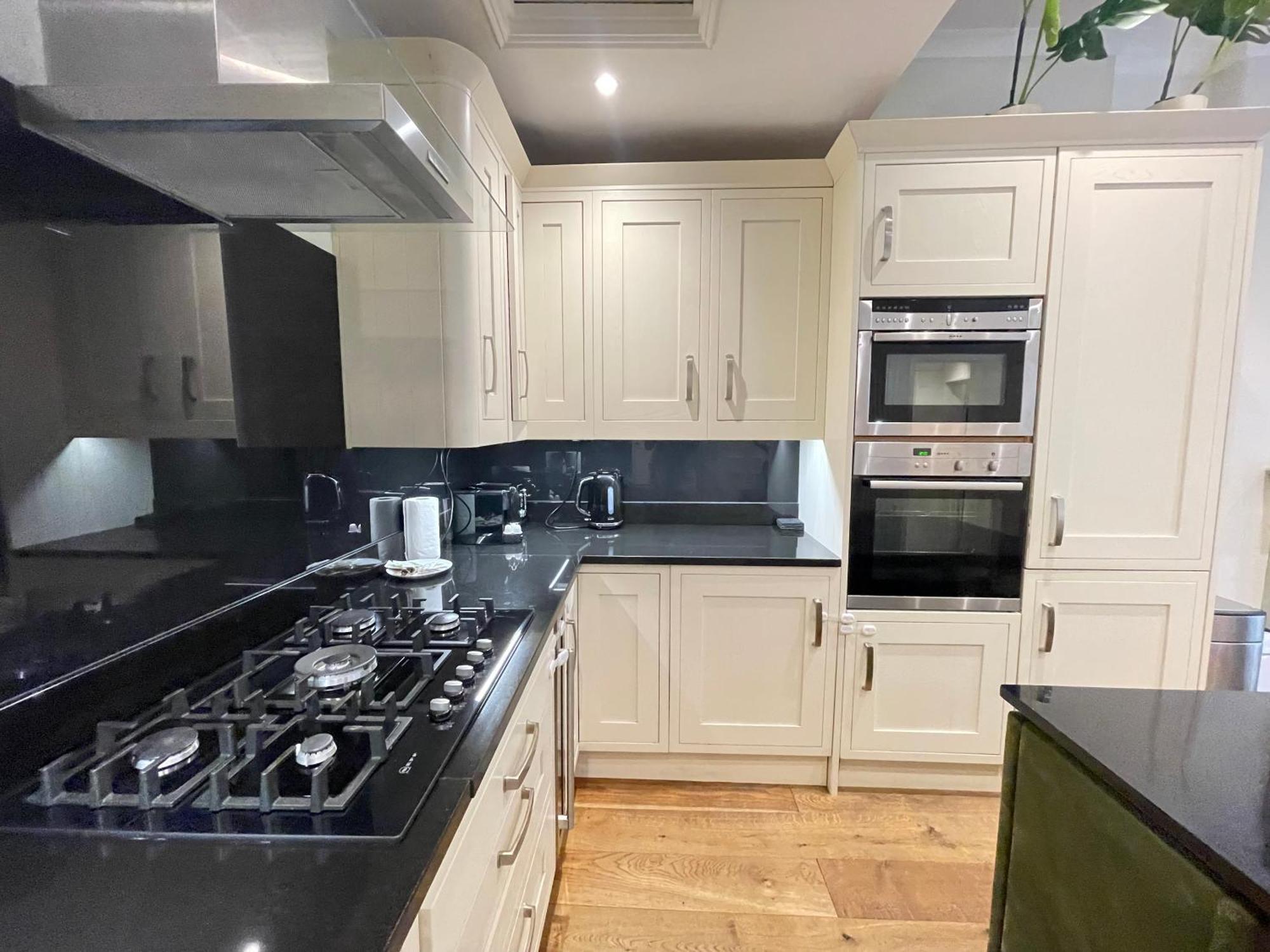 Gorgeous 2bd Flat With Patio - South Kensington! Appartement Londen
