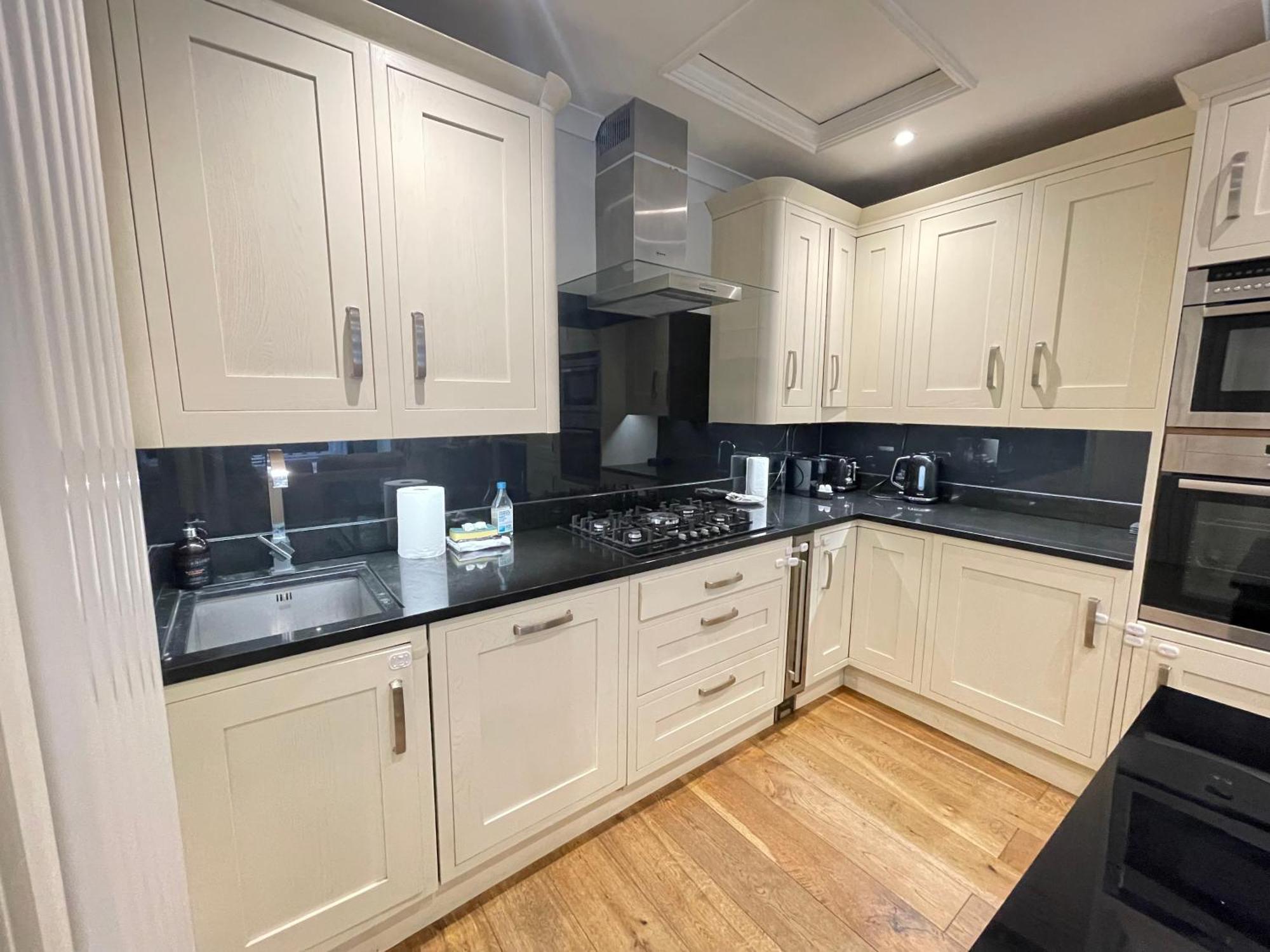 Apartment Gorgeous 2bd Flat With Patio - South Kensington! London
