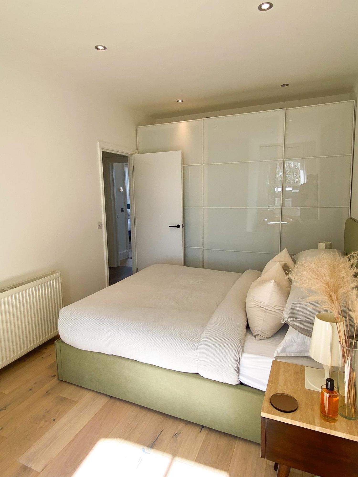 Sleek Scandi-inspired 2bd Flat Fulham * Londen