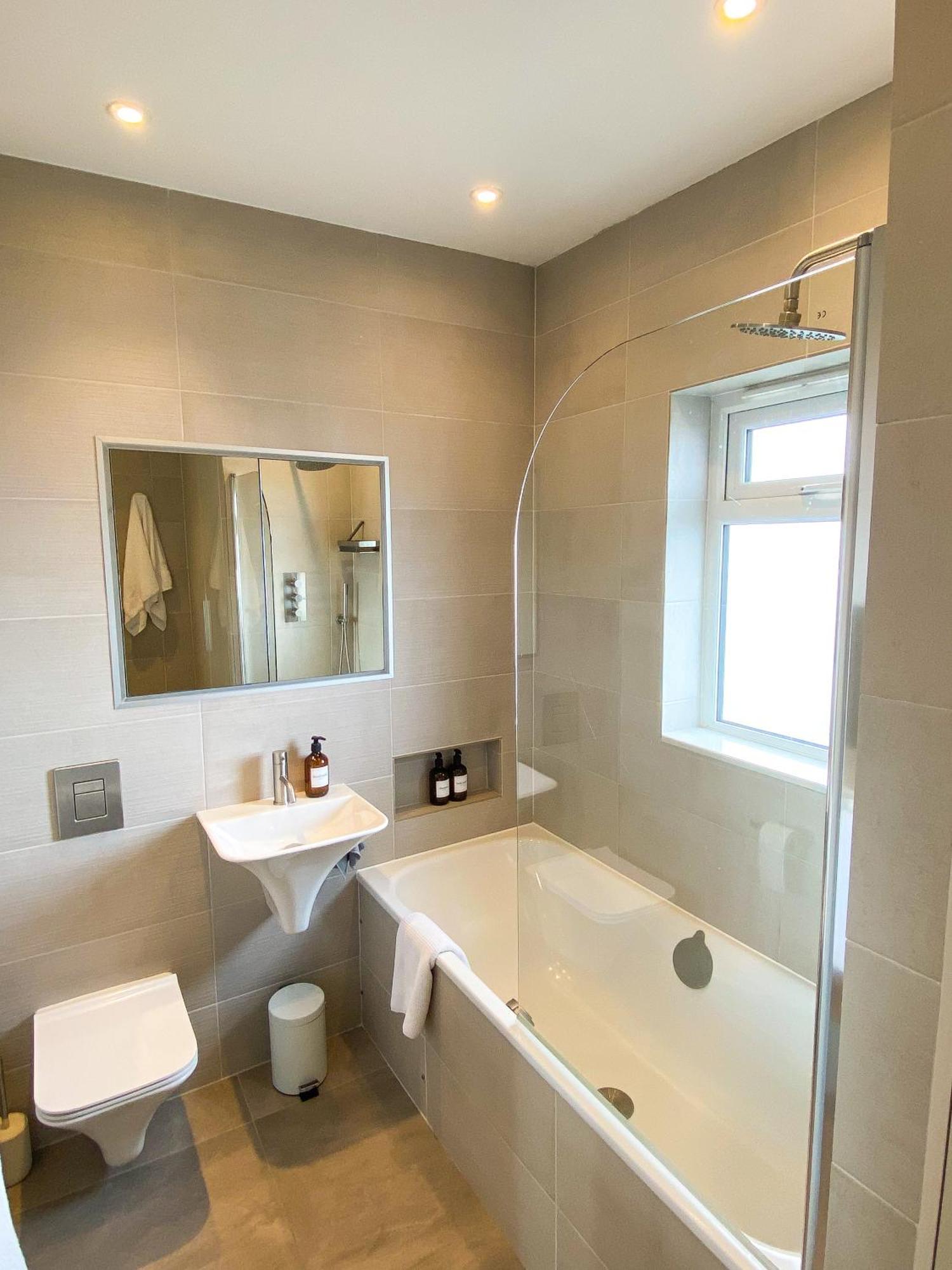 Sleek Scandi-inspired 2bd Flat Fulham * Londen