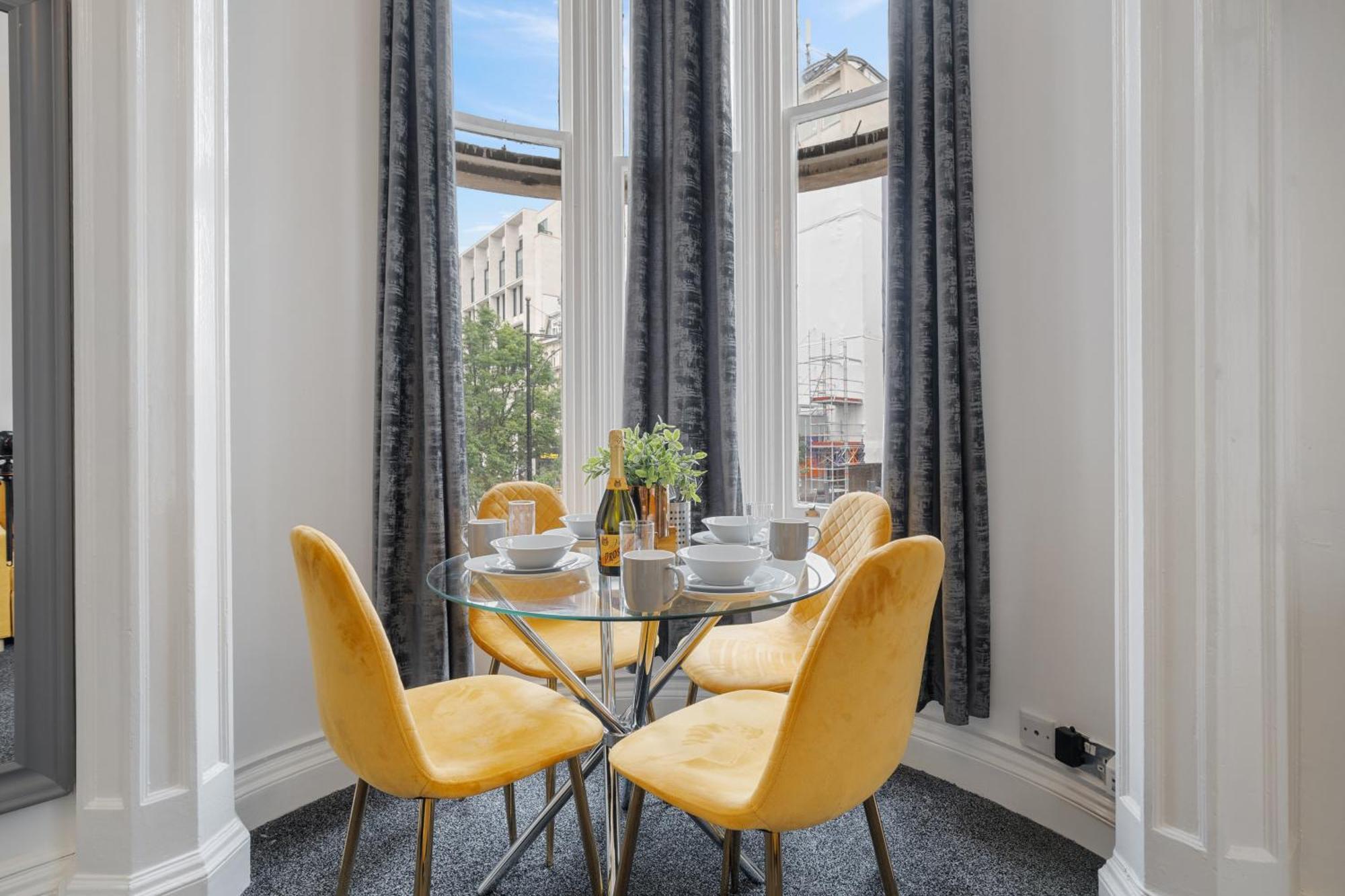 Elegant 3 Bedroom On Oxford Street Luxury Living In 2gc Leilighet