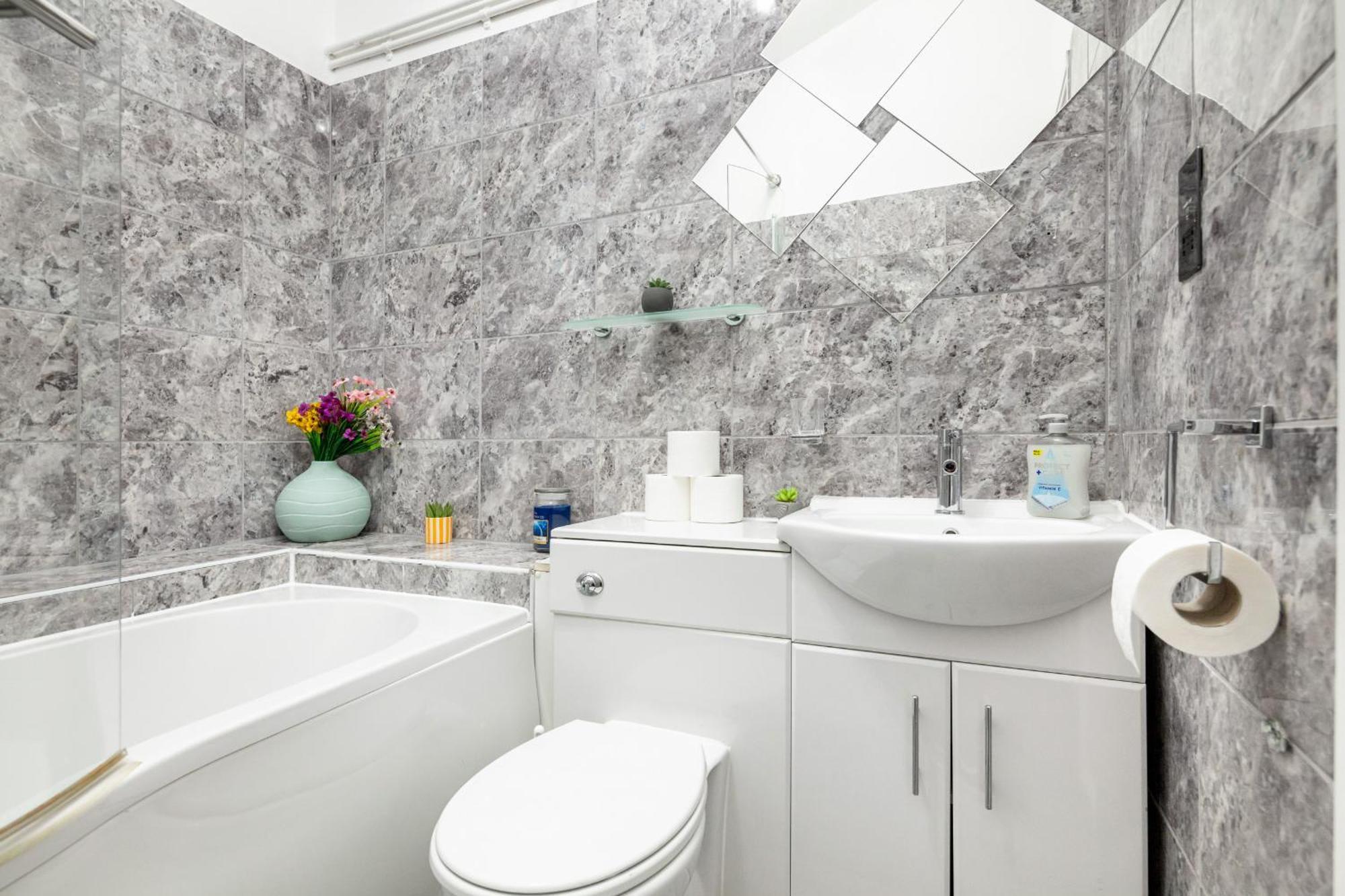 Perfect Location 2bed 2bath Leilighet *