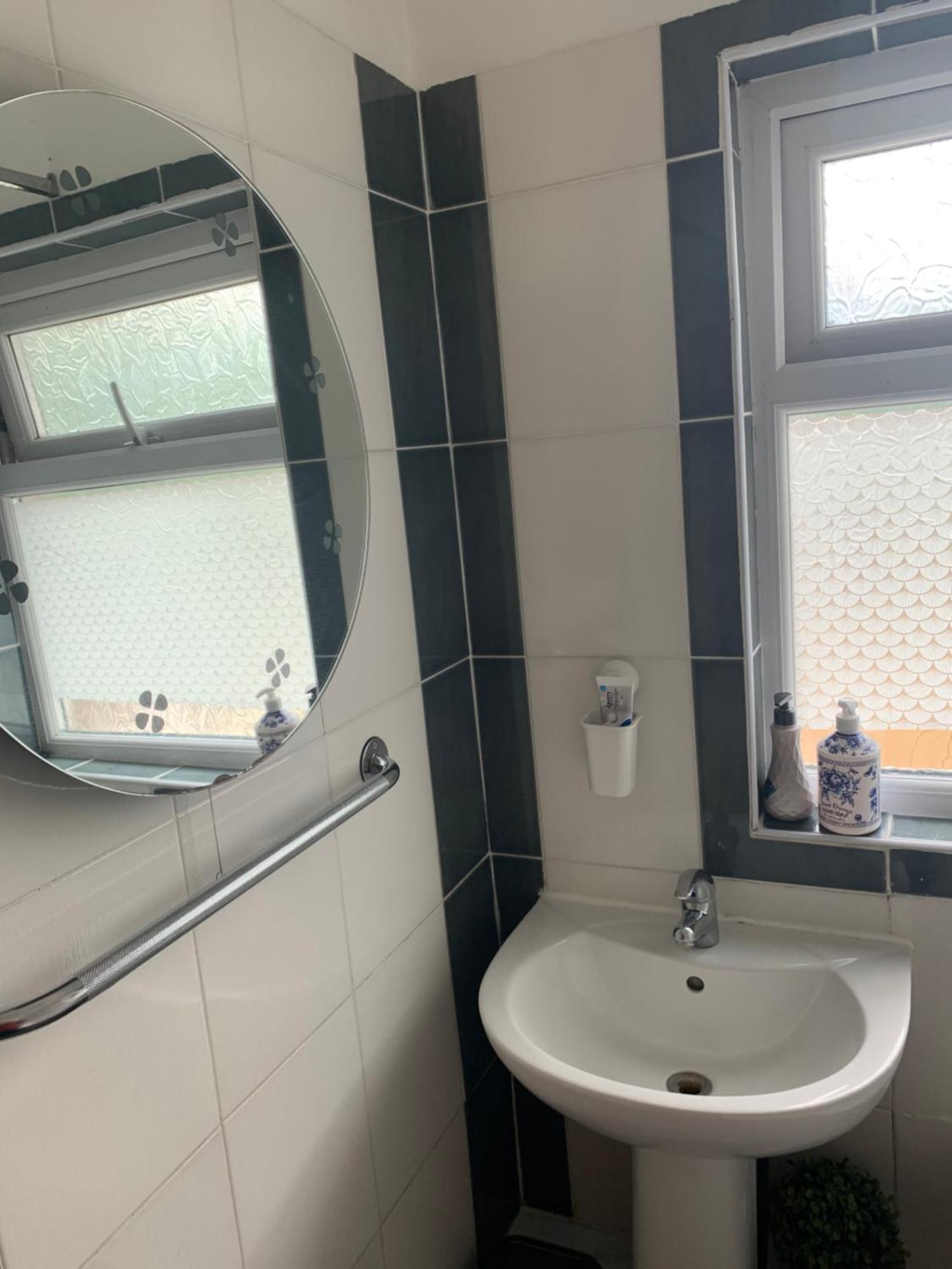 Small Single Boxroom Ovo Wembley Stadium Accommodatie bij particulieren