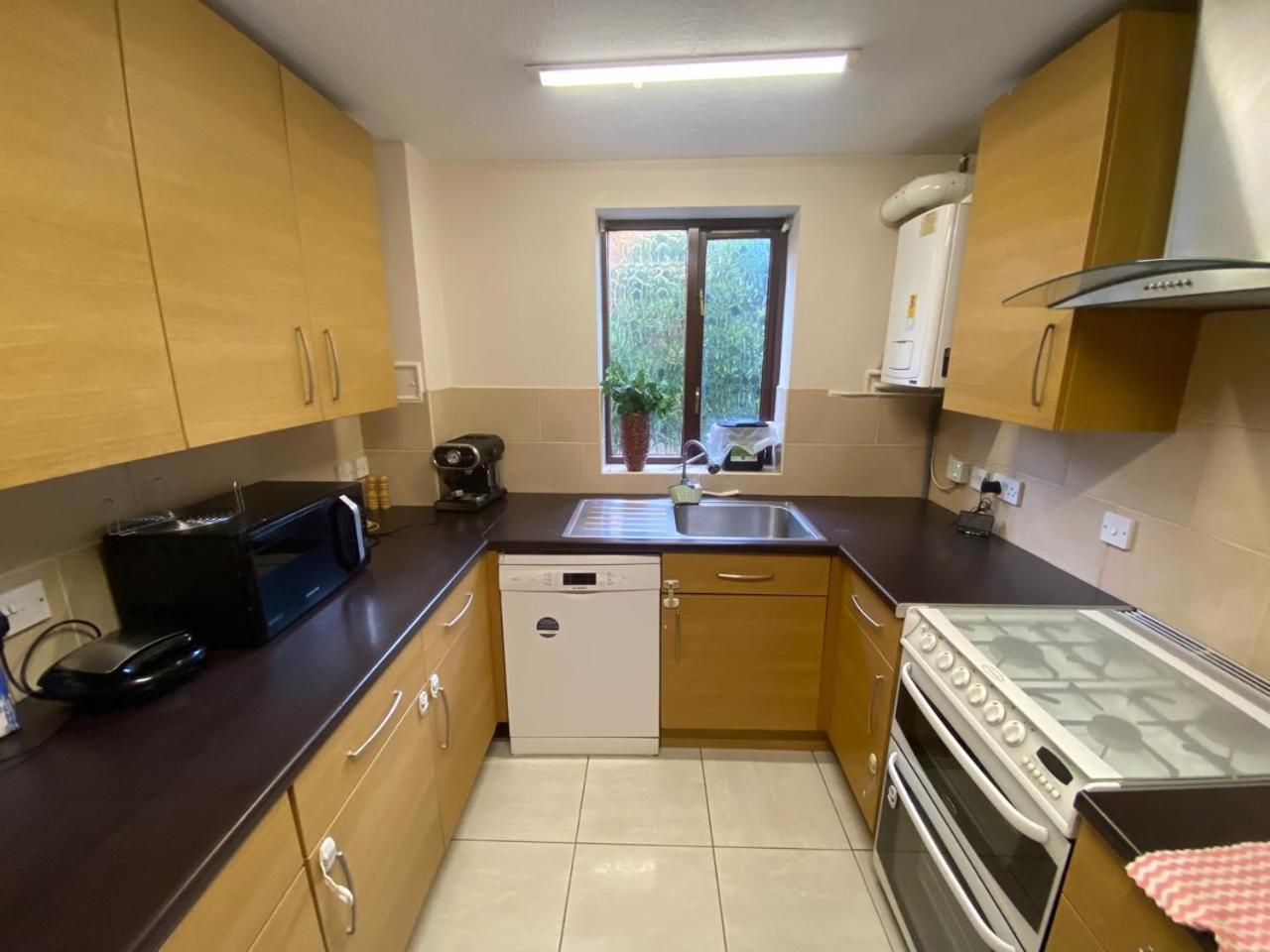 Stunning 2 Bedroom With Garden Sleep 6 Apartment