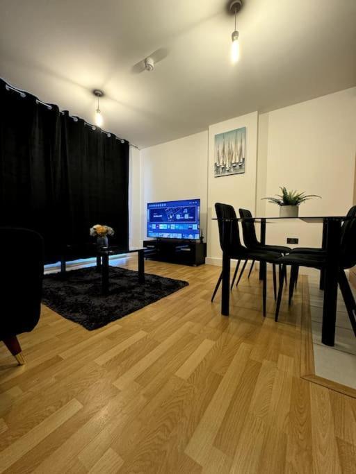 Two Bedrooms Flat In Stratford Londen
