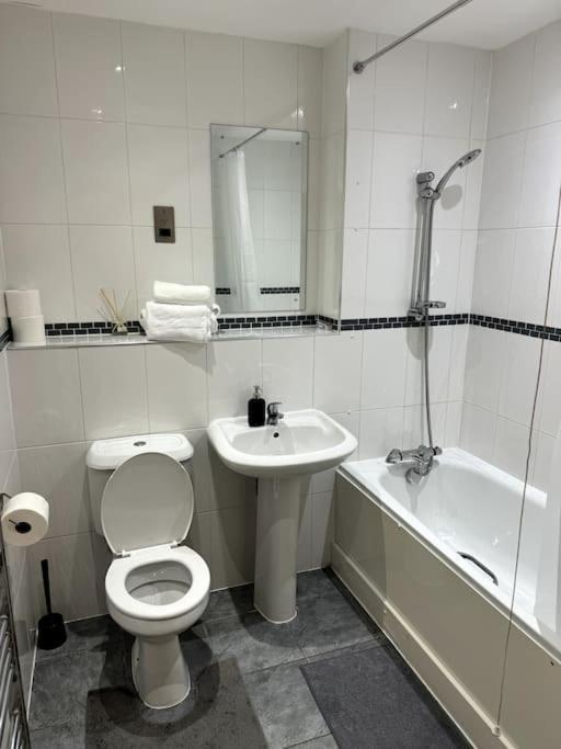 Two Bedrooms Flat In Stratford Appartement Londen