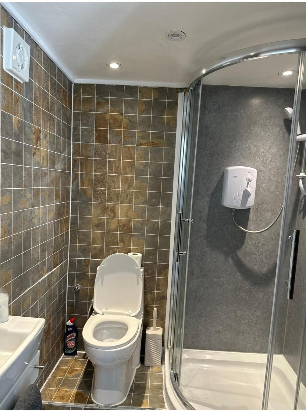 Outhouse Fully Equipped * London