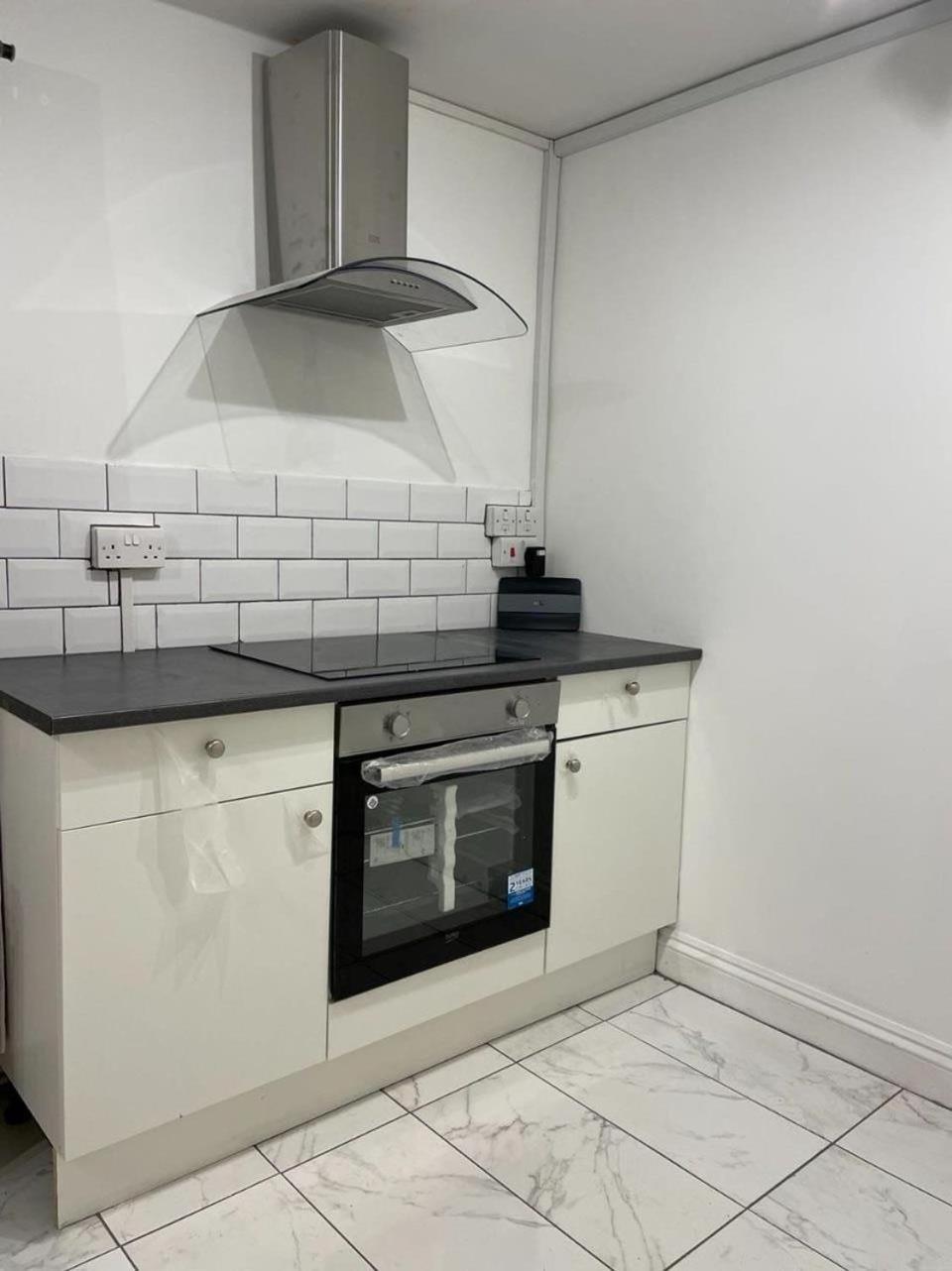 Spacious Double Bedroom With Private Bathroom Ensuite In Canary Wharf E14, Only 1 Stop To Excel And O2 For Short Or Long Let In Canary Wharf, Less Than An Hour From Heathrow, Stansted And Gatwick Airport Gasthof *