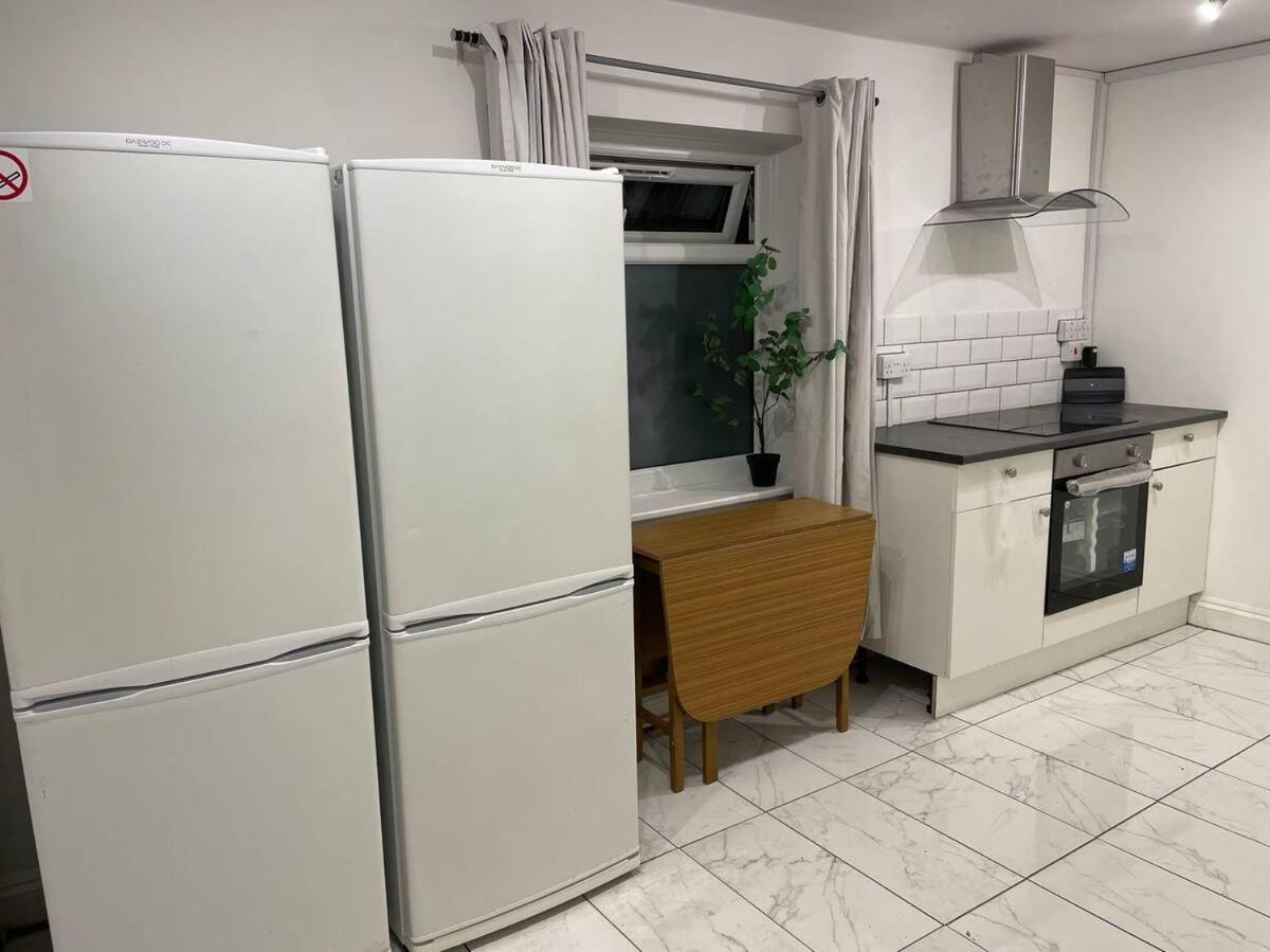Gasthof Spacious Double Bedroom With Private Bathroom Ensuite In Canary Wharf E14, Only 1 Stop To Excel And O2 For Short Or Long Let In Canary Wharf, Less Than An Hour From Heathrow, Stansted And Gatwick Airport
