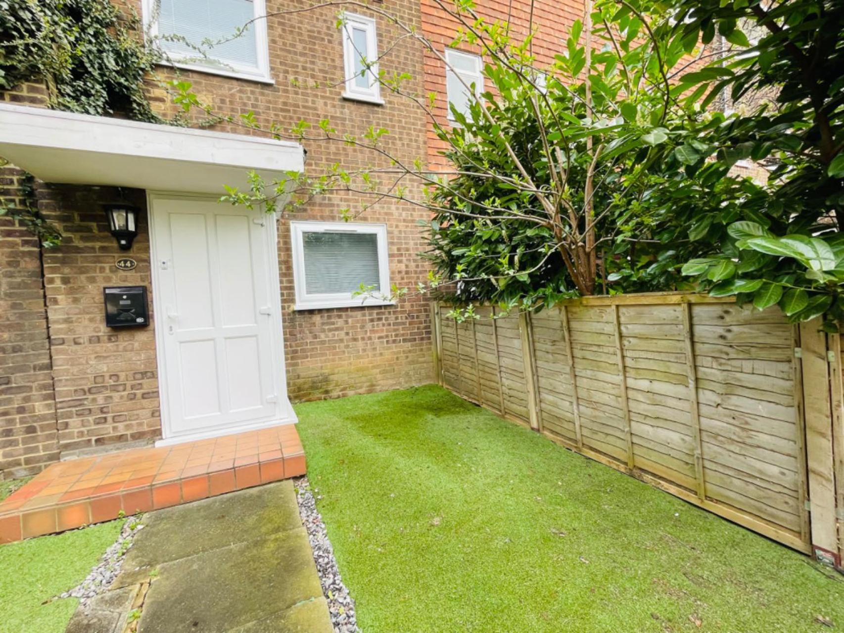 Spacious Double Bedroom With Private Bathroom Ensuite In Canary Wharf E14, Only 1 Stop To Excel And O2 For Short Or Long Let In Canary Wharf, Less Than An Hour From Heathrow, Stansted And Gatwick Airport Gasthof